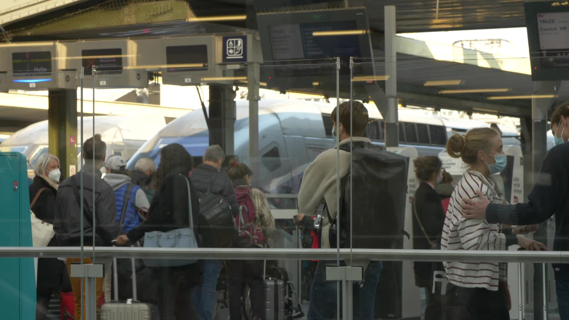 Thousands leave Paris by train before lockdown takes effect