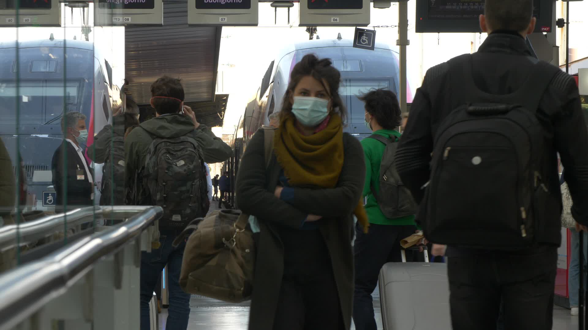 Thousands leave Paris by train before lockdown takes effect
