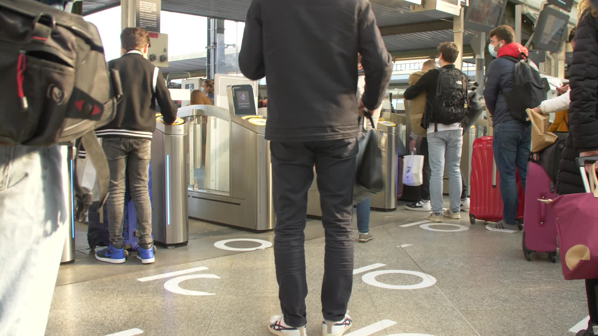 Thousands leave Paris by train before lockdown takes effect