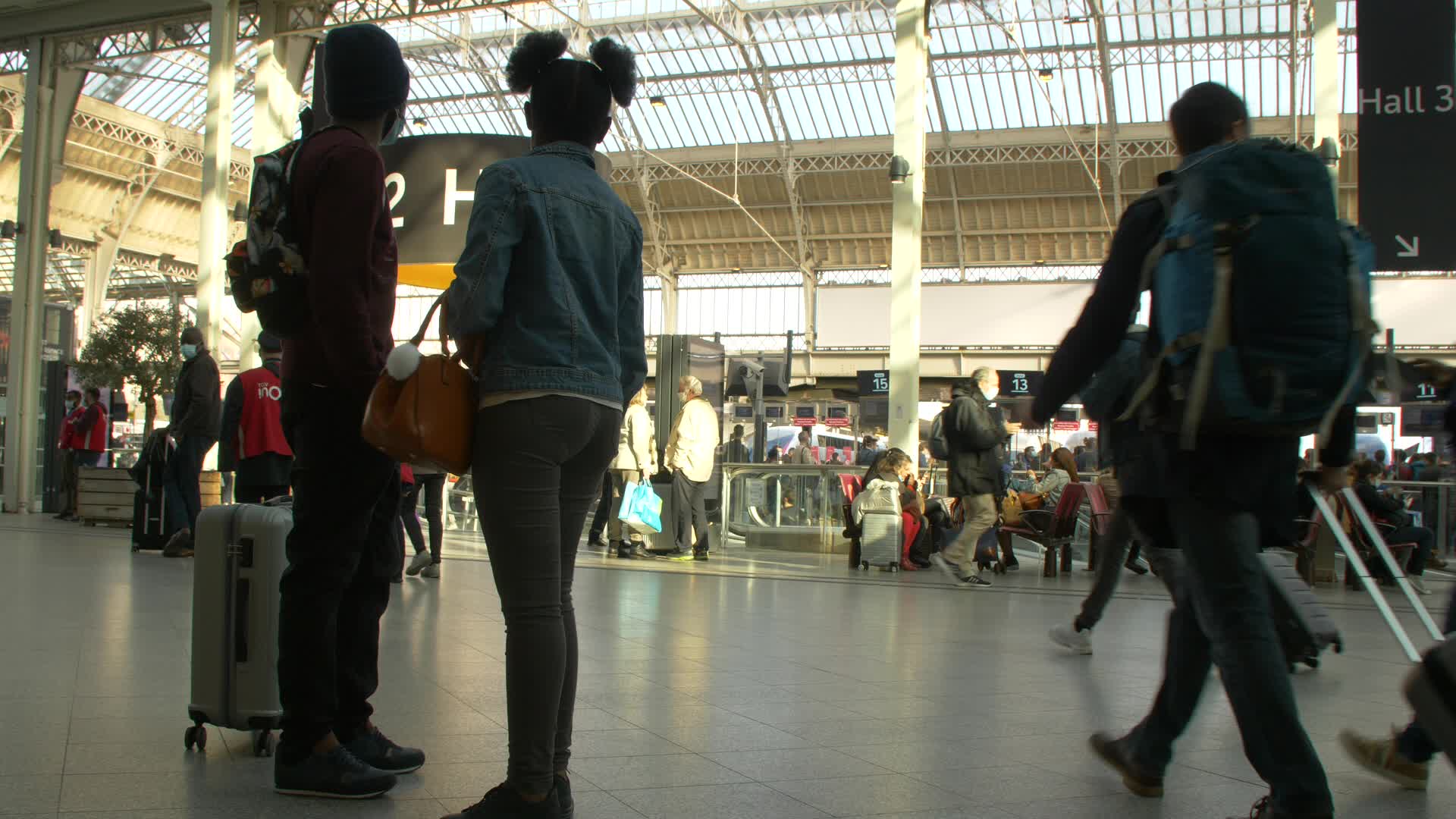 Thousands leave Paris by train before lockdown takes effect