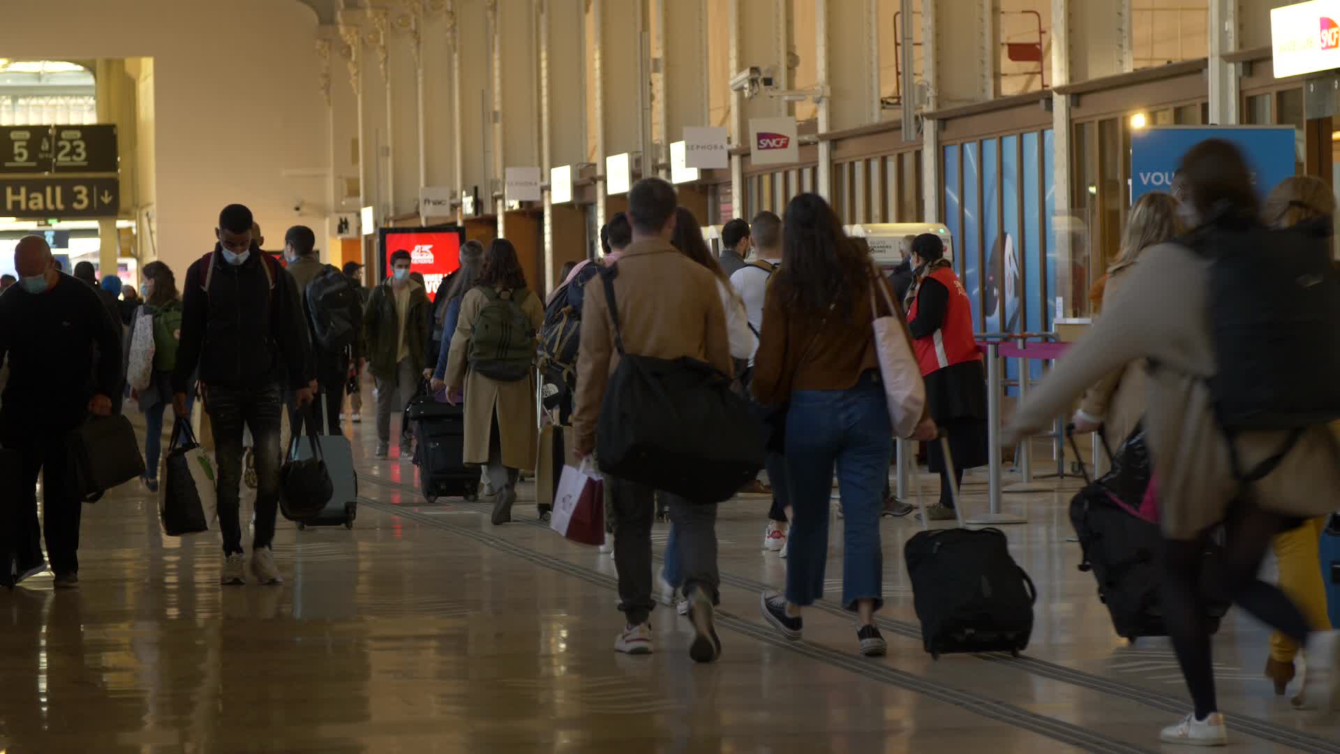Thousands leave Paris by train before lockdown takes effect