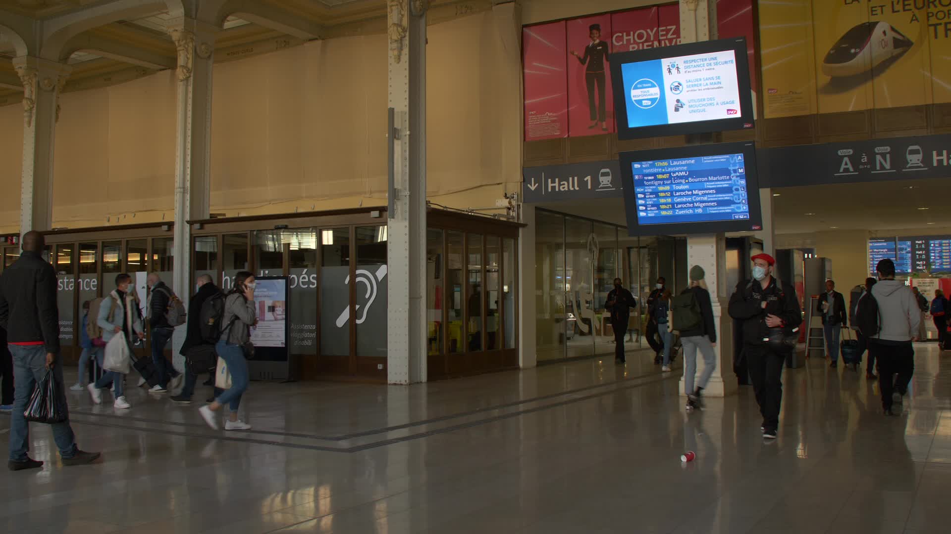 Thousands leave Paris by train before lockdown takes effect