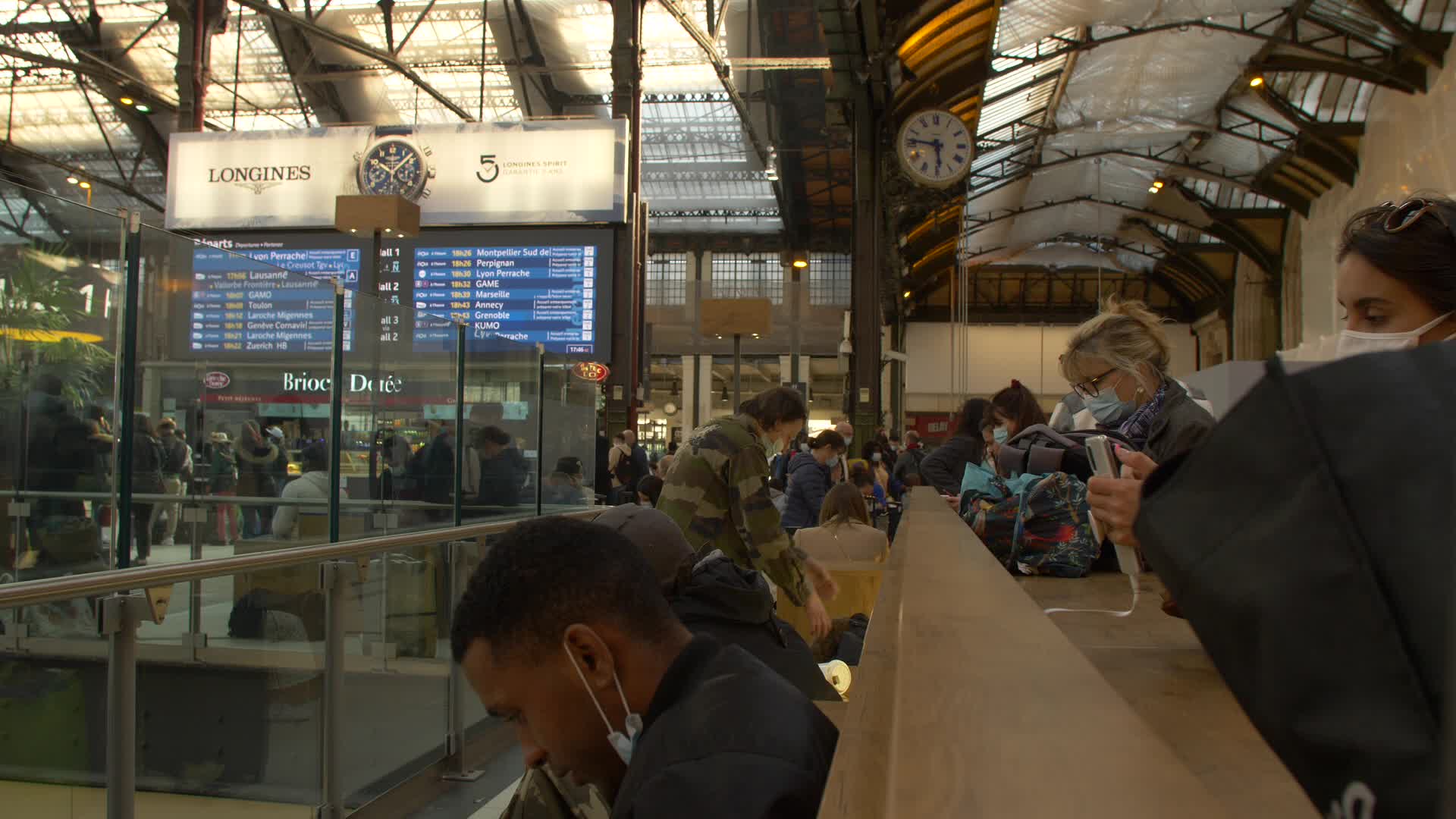 Thousands leave Paris by train before lockdown takes effect