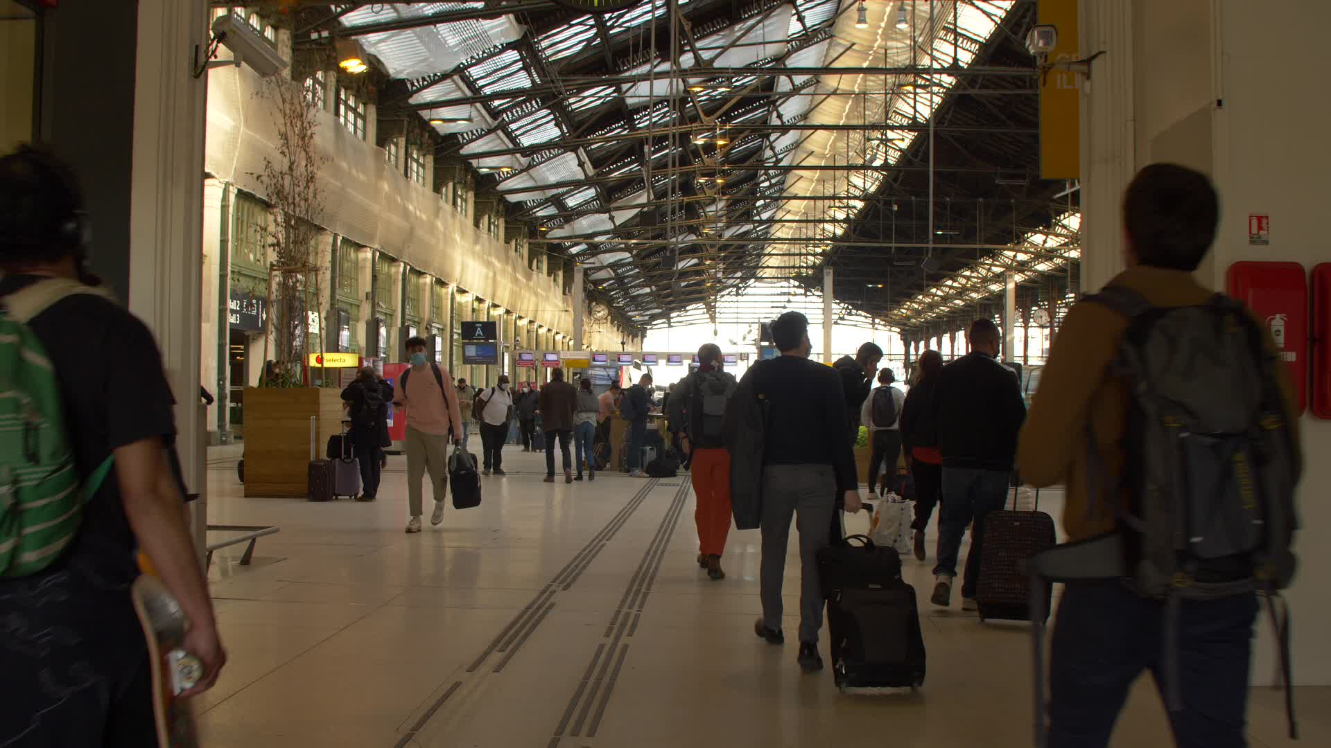 Thousands leave Paris by train before lockdown takes effect