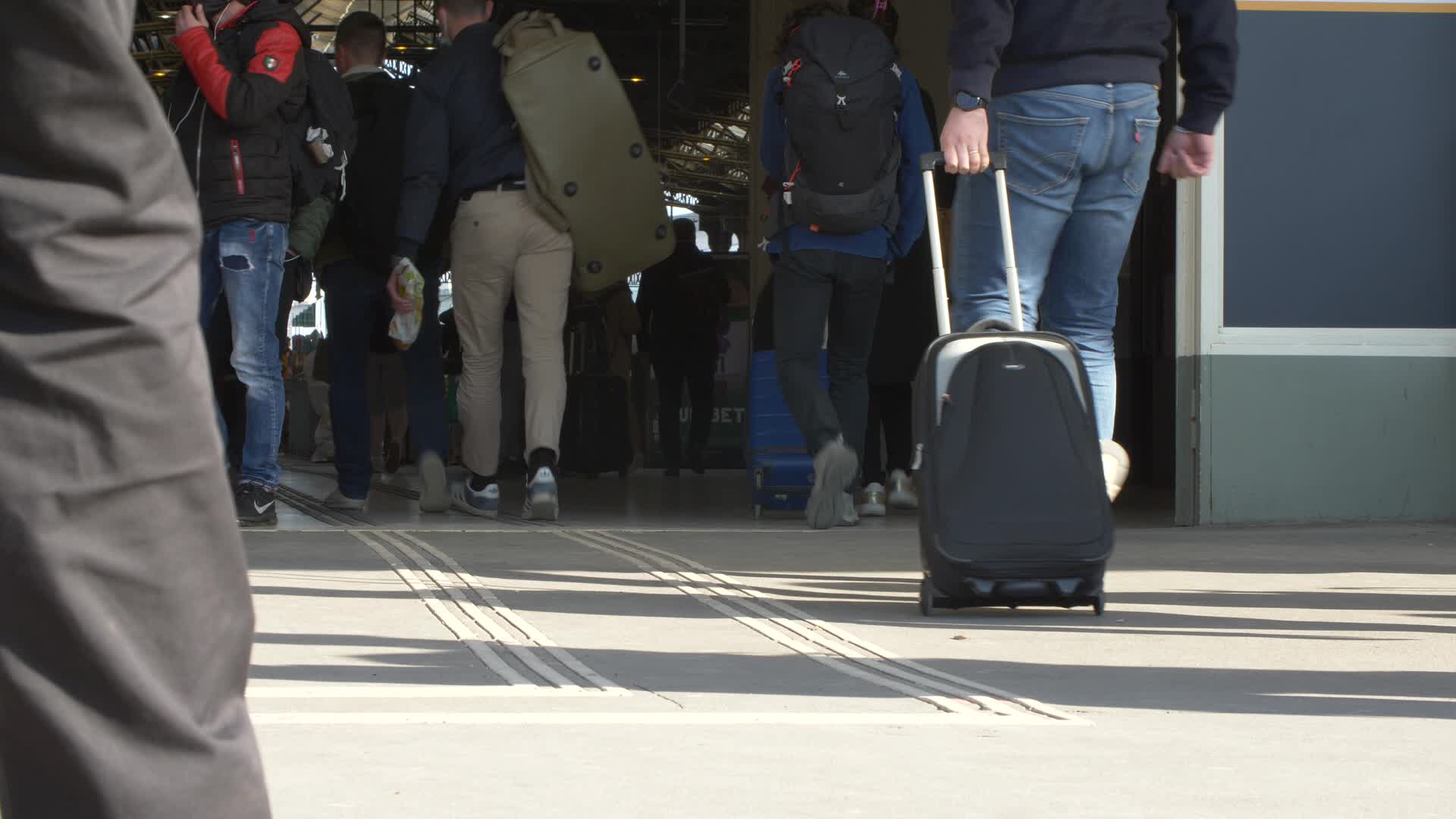 Thousands leave Paris by train before lockdown takes effect