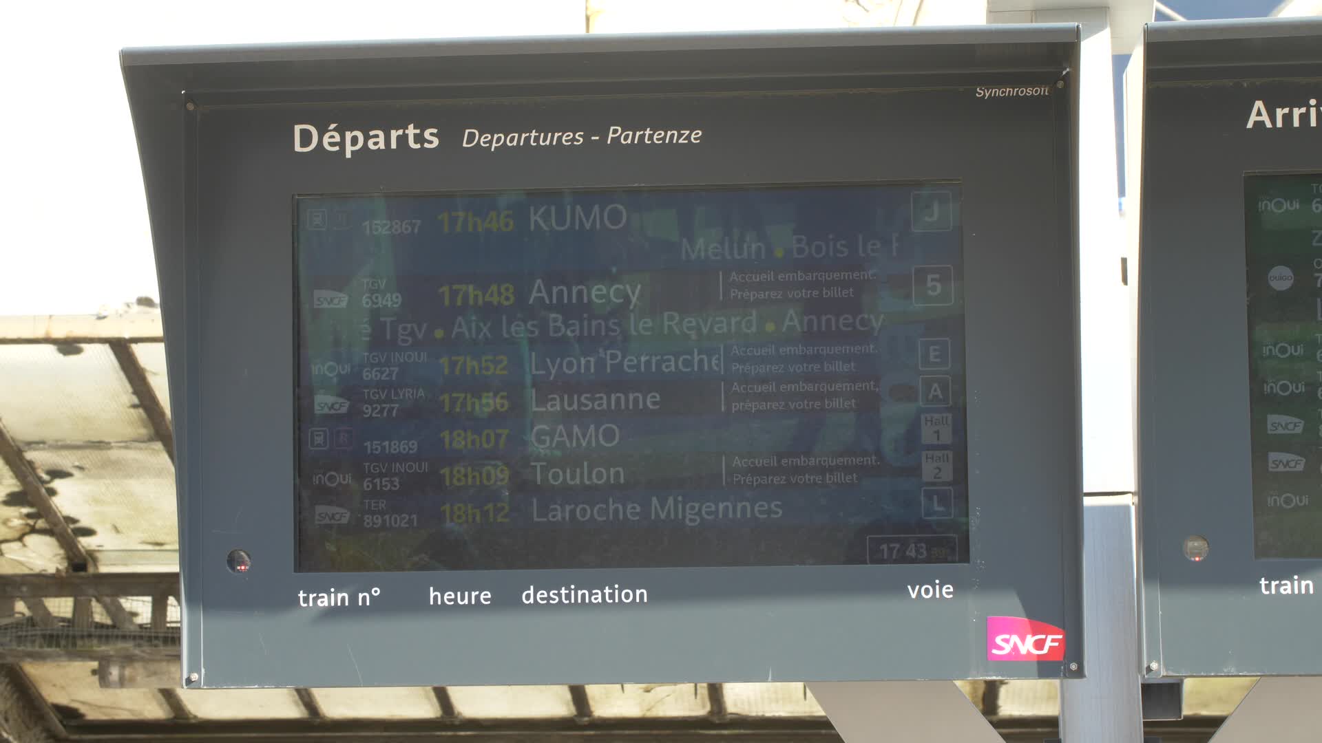 Thousands leave Paris by train before lockdown takes effect