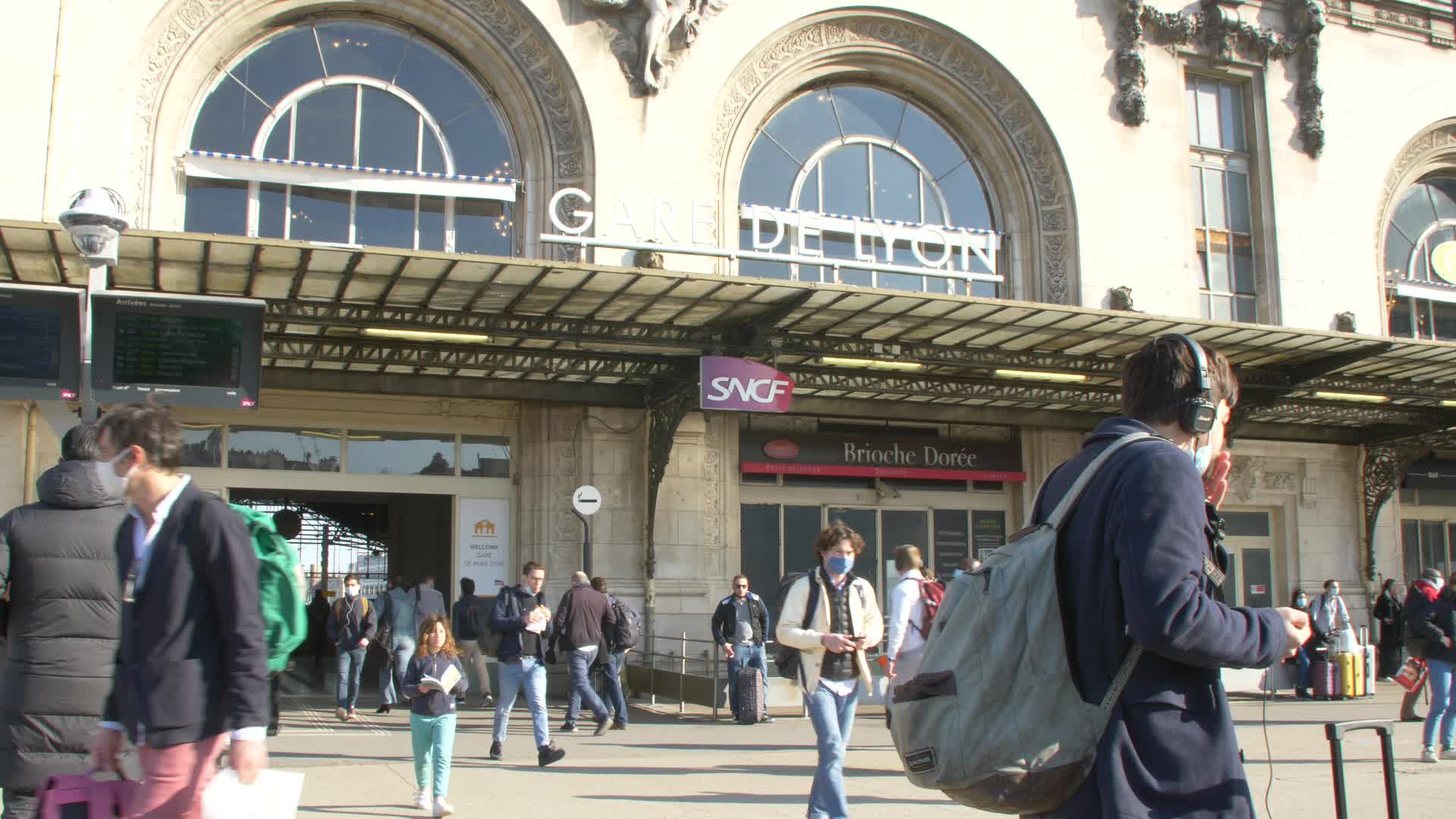 Thousands leave Paris by train before lockdown takes effect