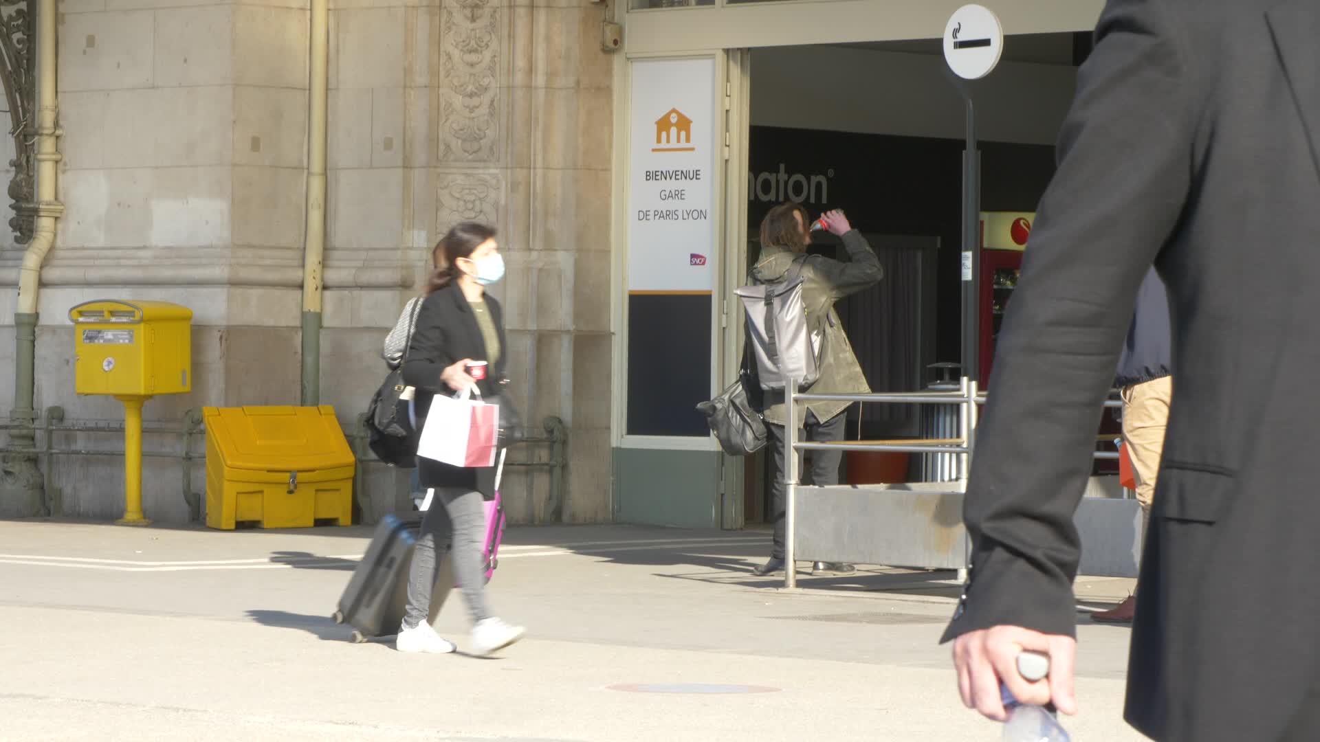 Thousands leave Paris by train before lockdown takes effect