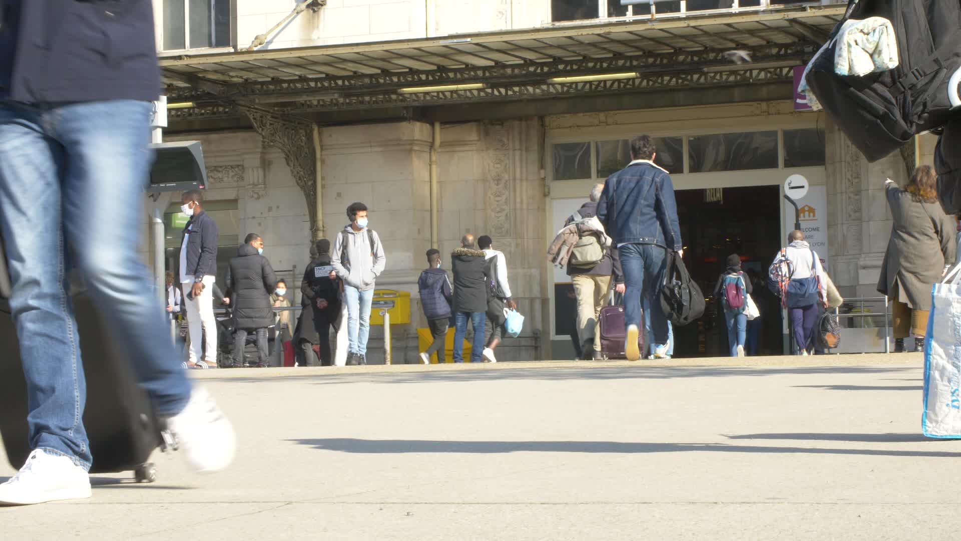 Thousands leave Paris by train before lockdown takes effect
