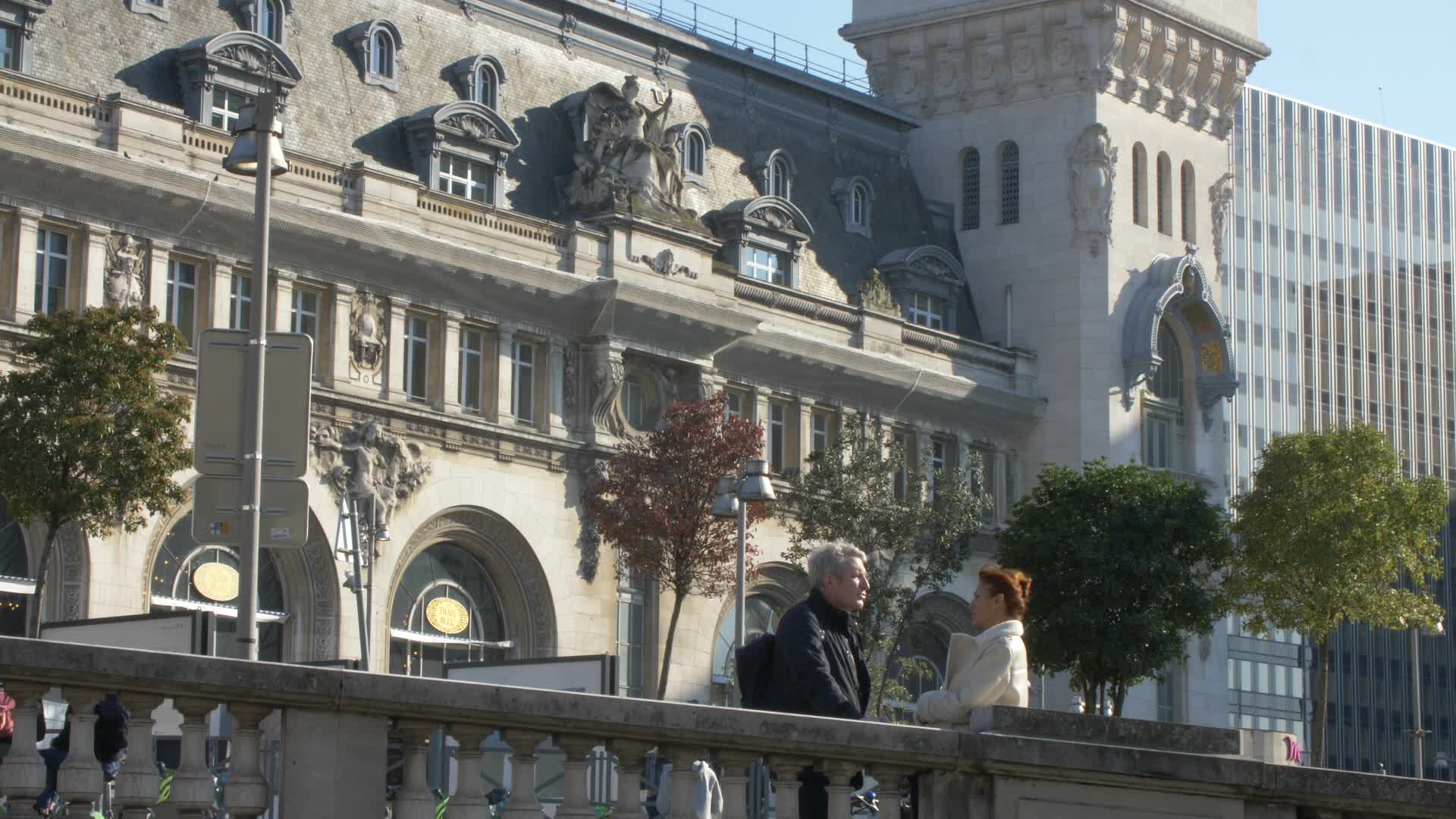 Thousands leave Paris by train before lockdown takes effect