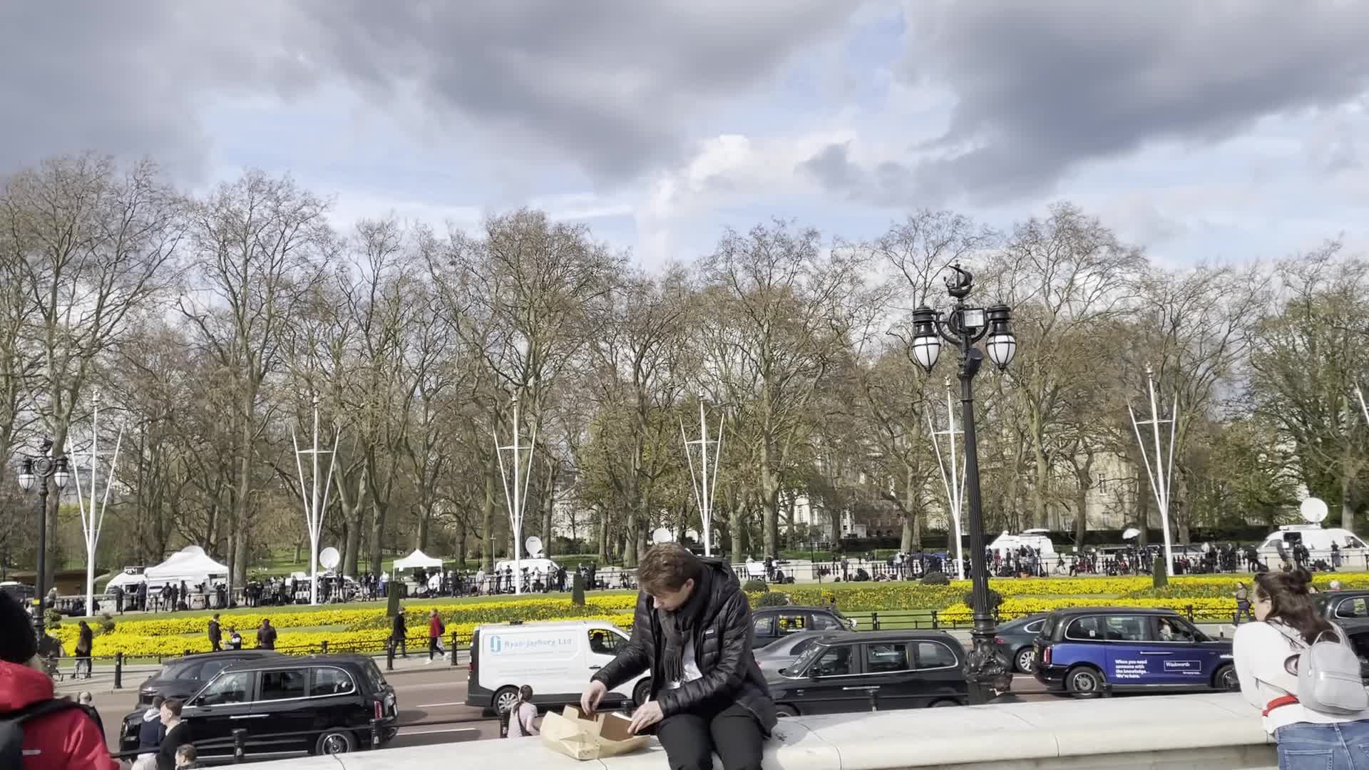 People pay tribute at Buckingham Palace