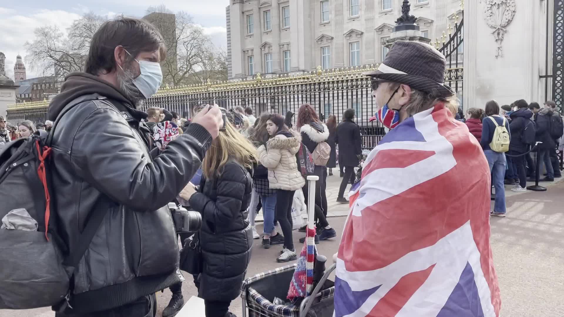 People pay tribute at Buckingham Palace