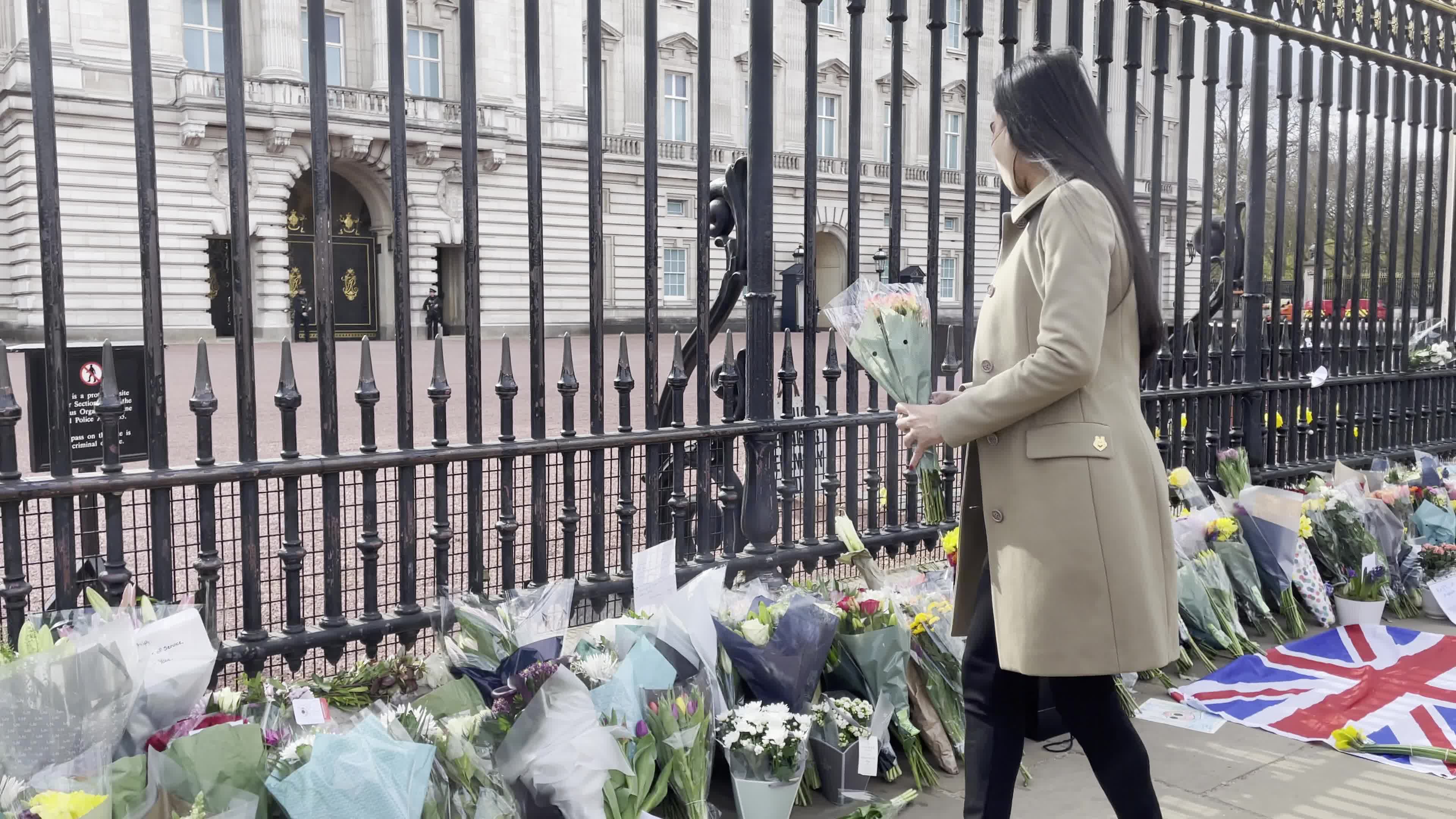 People pay tribute at Buckingham Palace