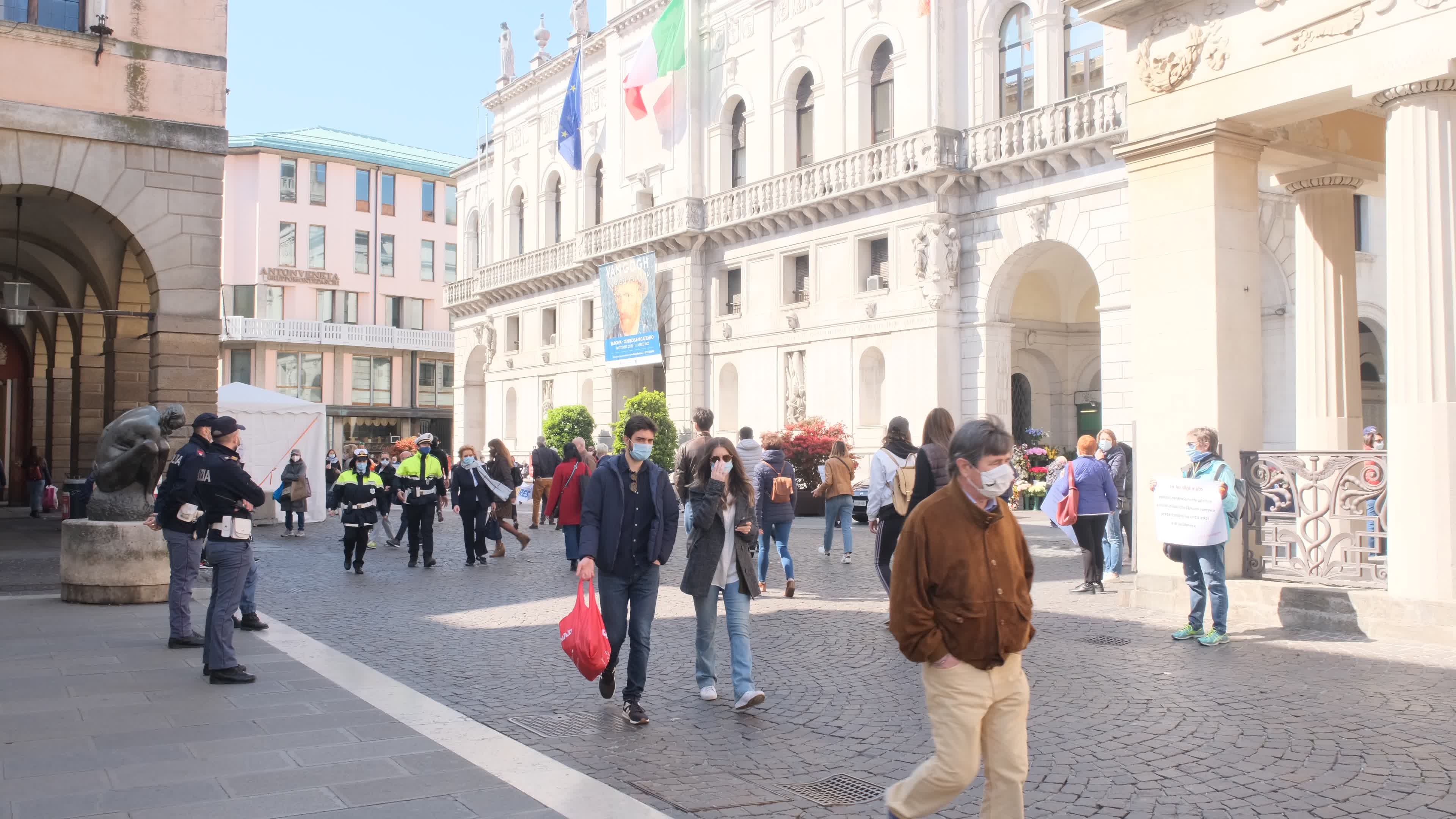 Daily life in Padua during the first Saturday in the orange zone