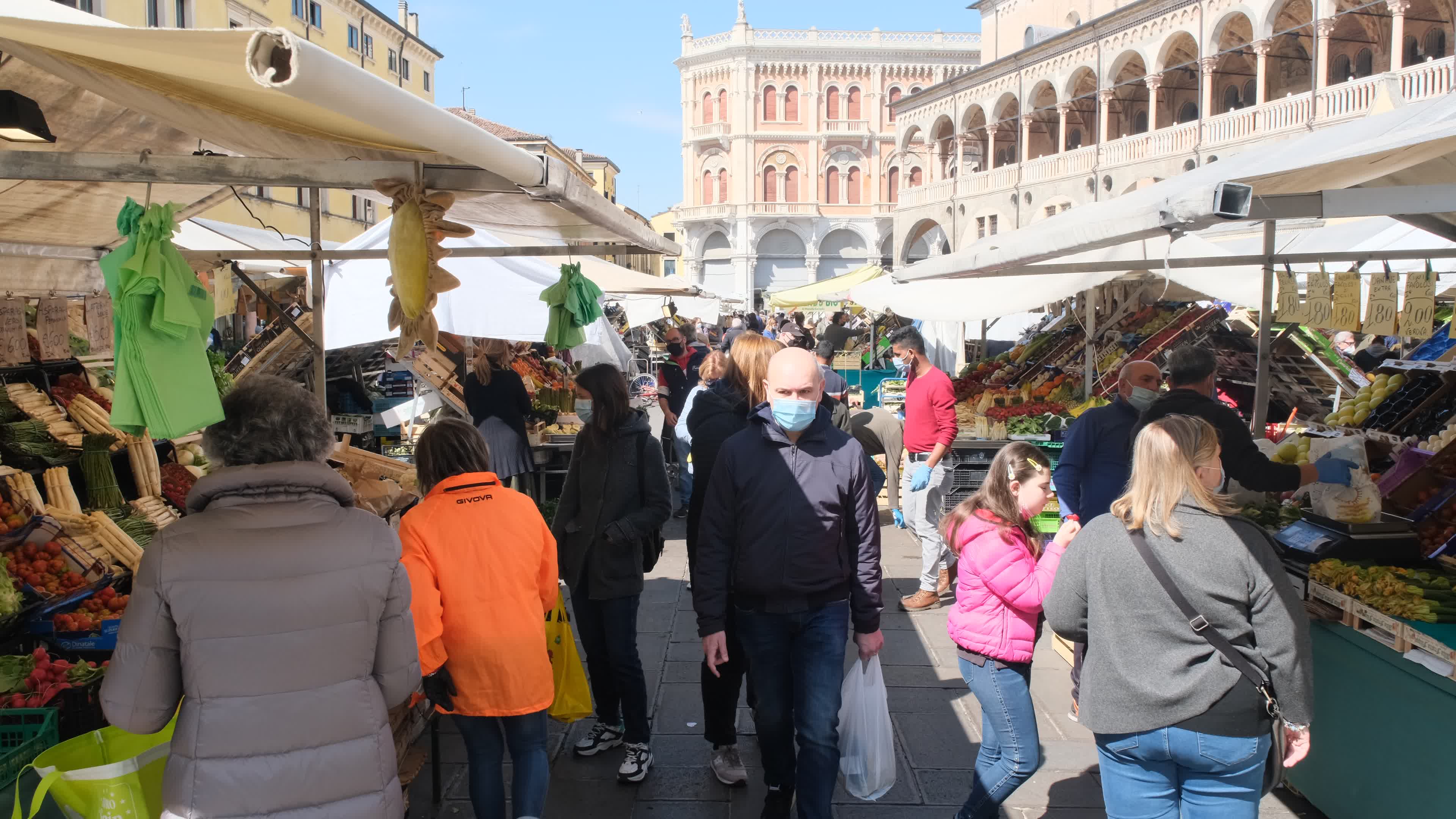Daily life in Padua during the first Saturday in the orange zone
