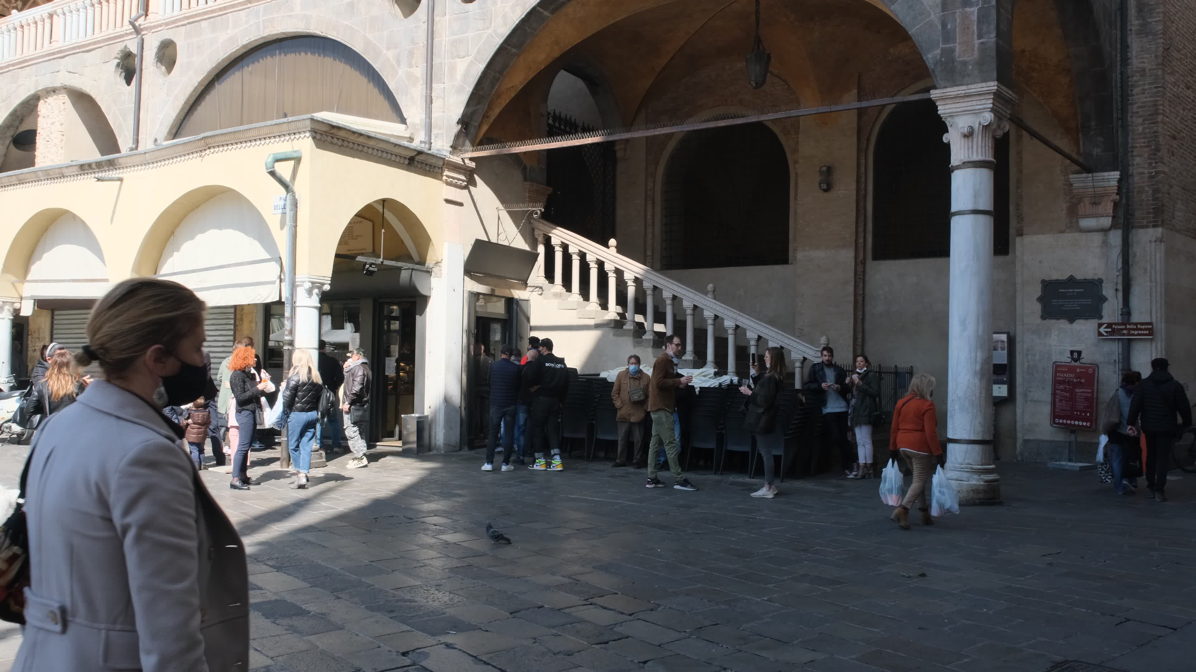 Daily life in Padua during the first Saturday in the orange zone