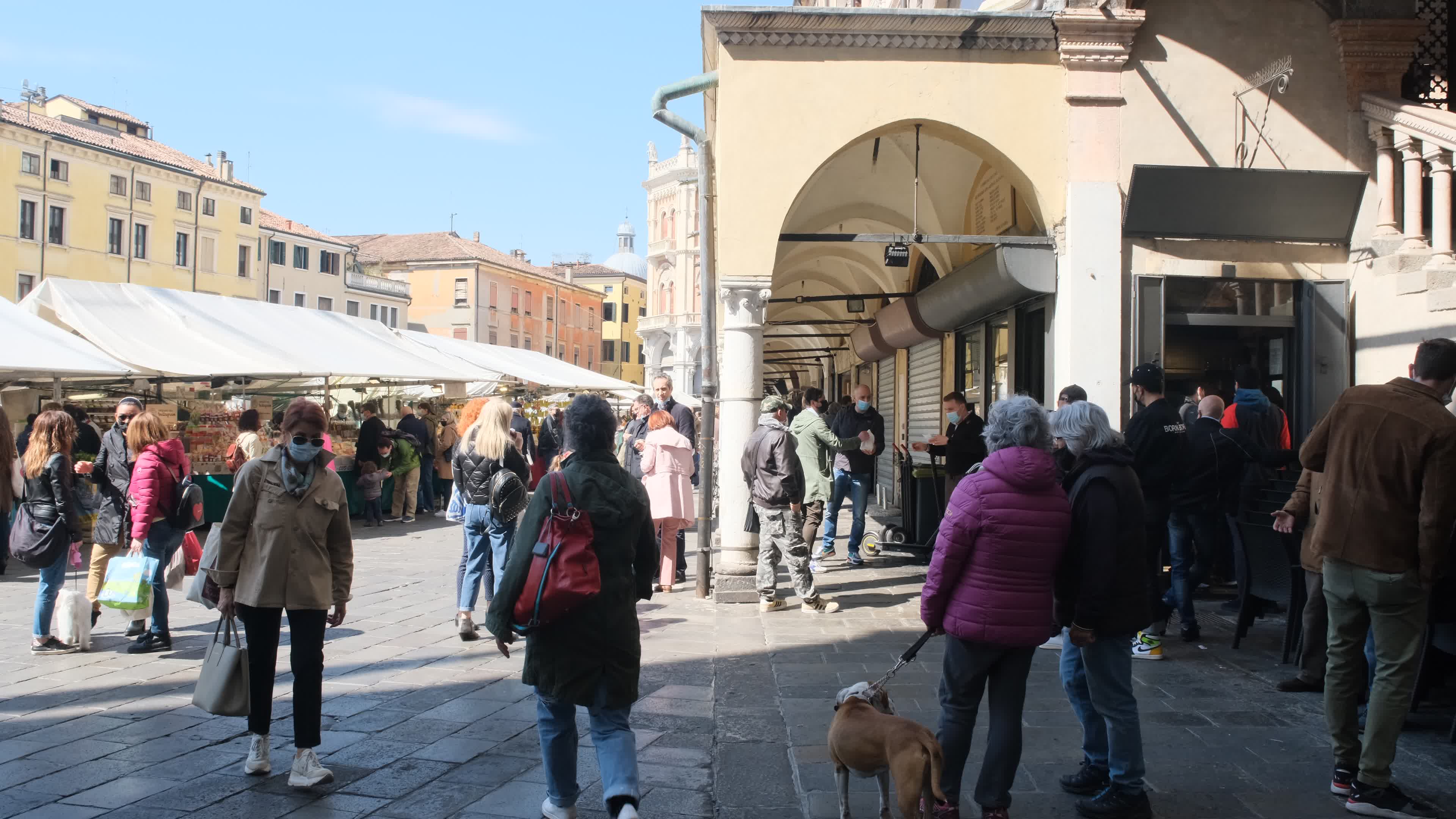 Daily life in Padua during the first Saturday in the orange zone