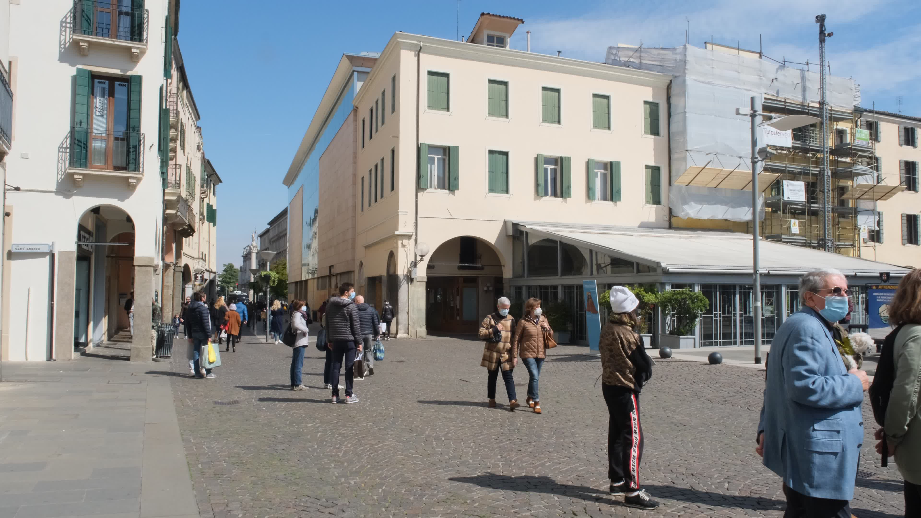 Daily life in Padua during the first Saturday in the orange zone