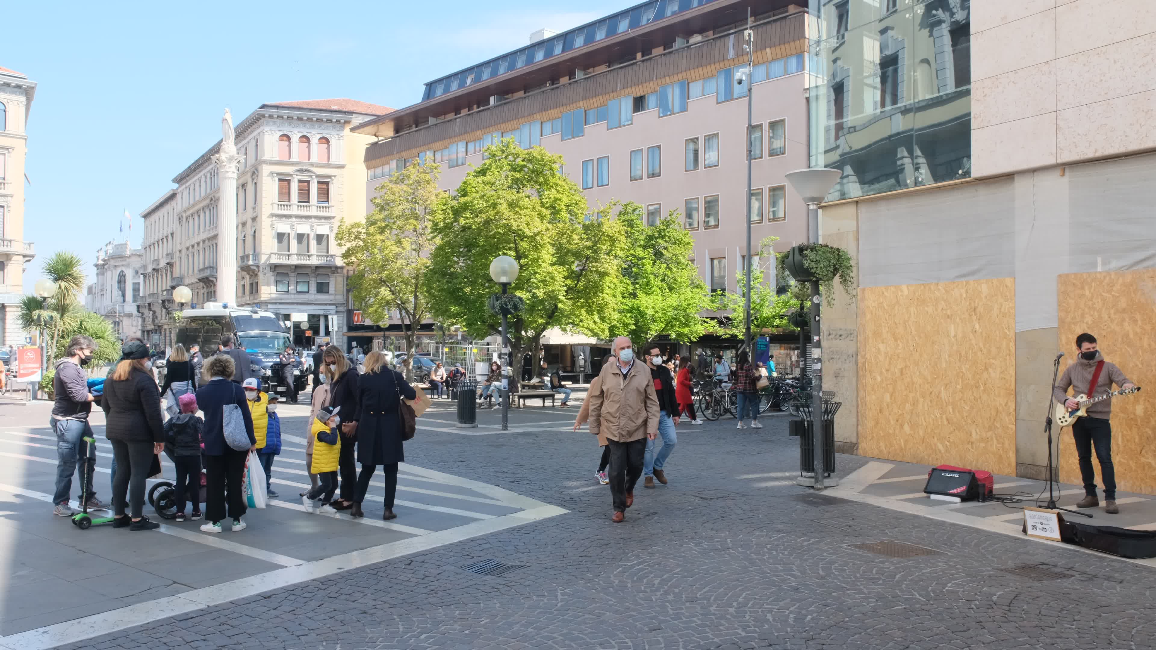 Daily life in Padua during the first Saturday in the orange zone