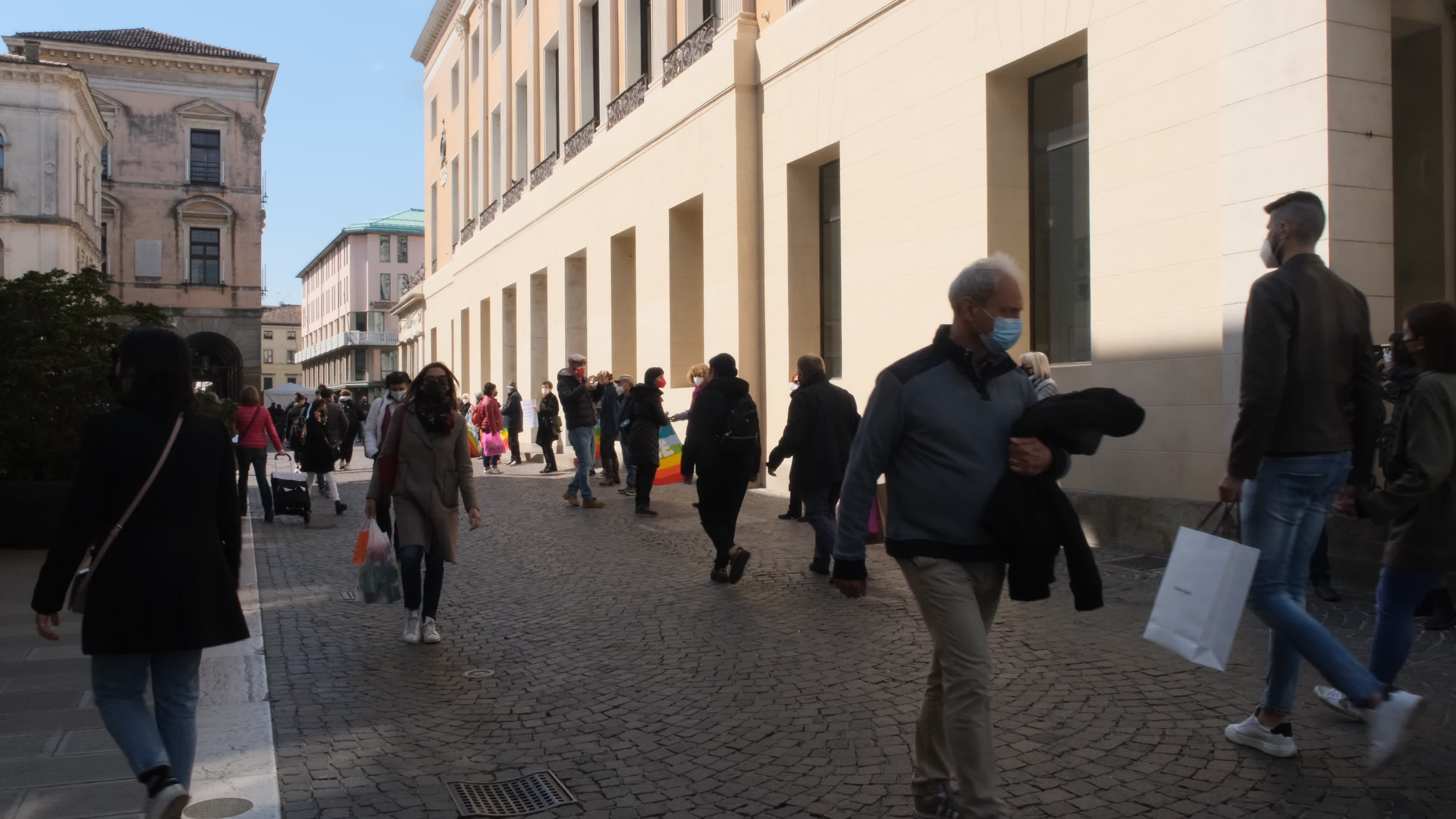 Daily life in Padua during the first Saturday in the orange zone