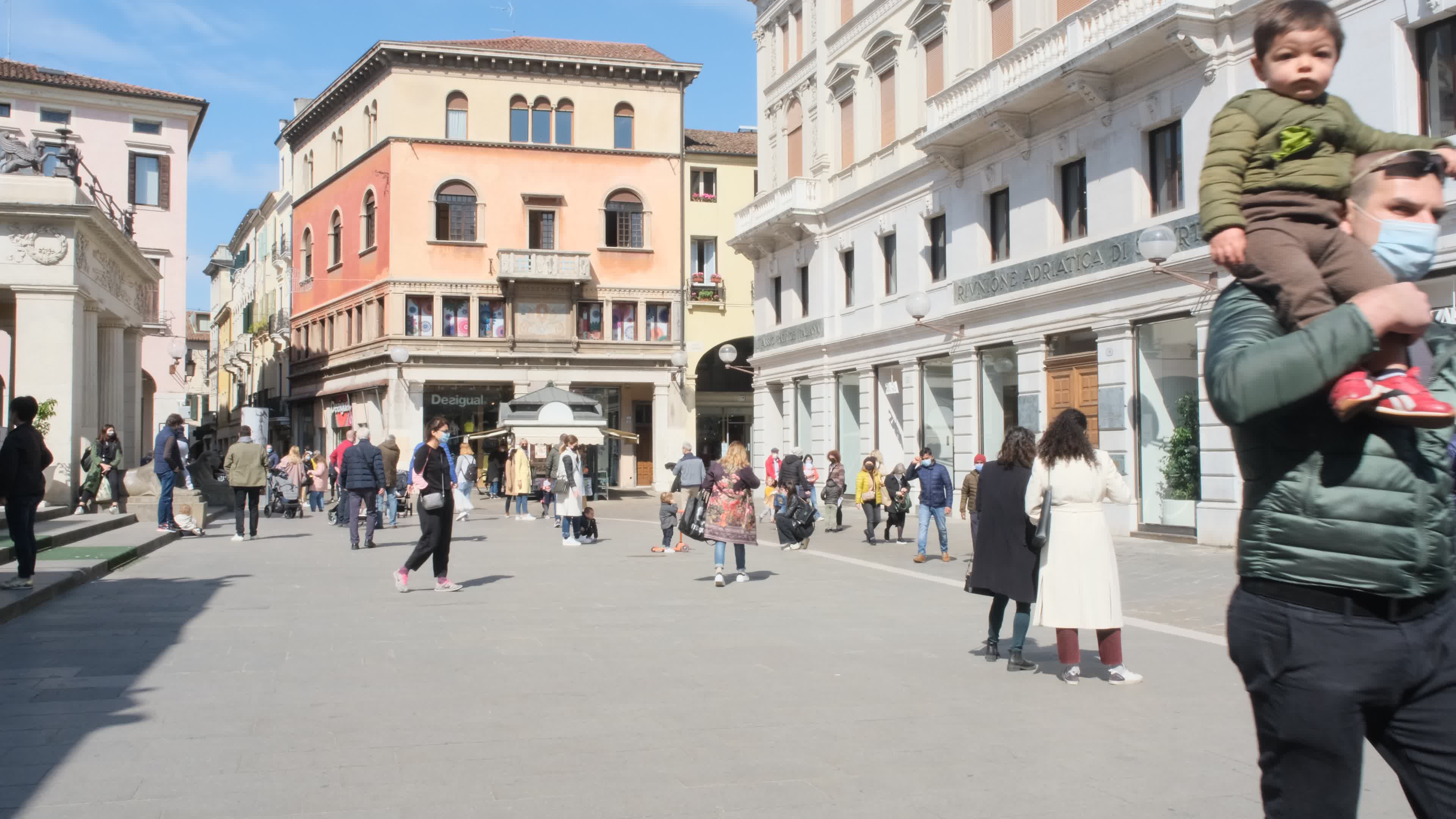 Daily life in Padua during the first Saturday in the orange zone