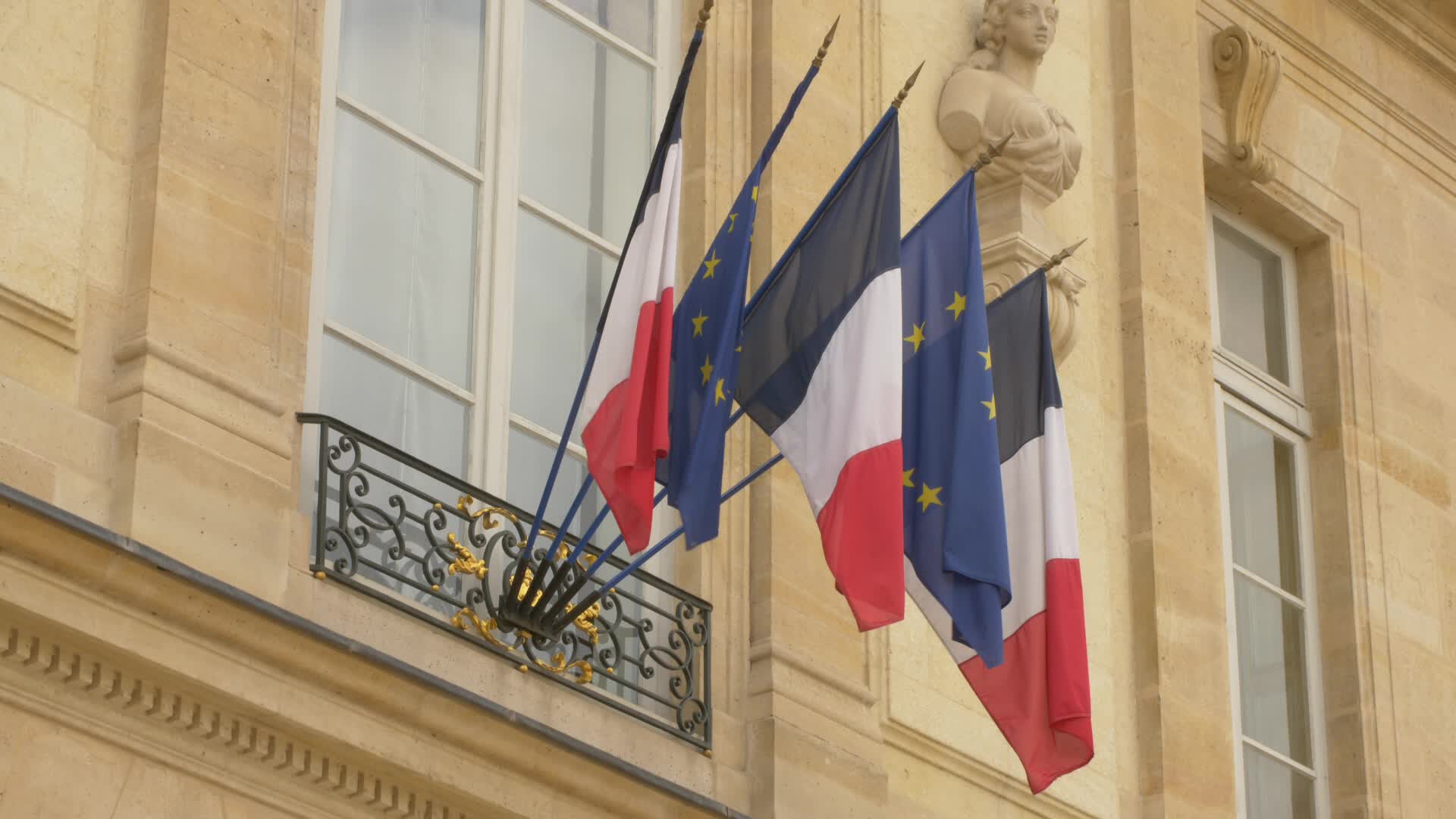 French government prepares tribute to COVID victims