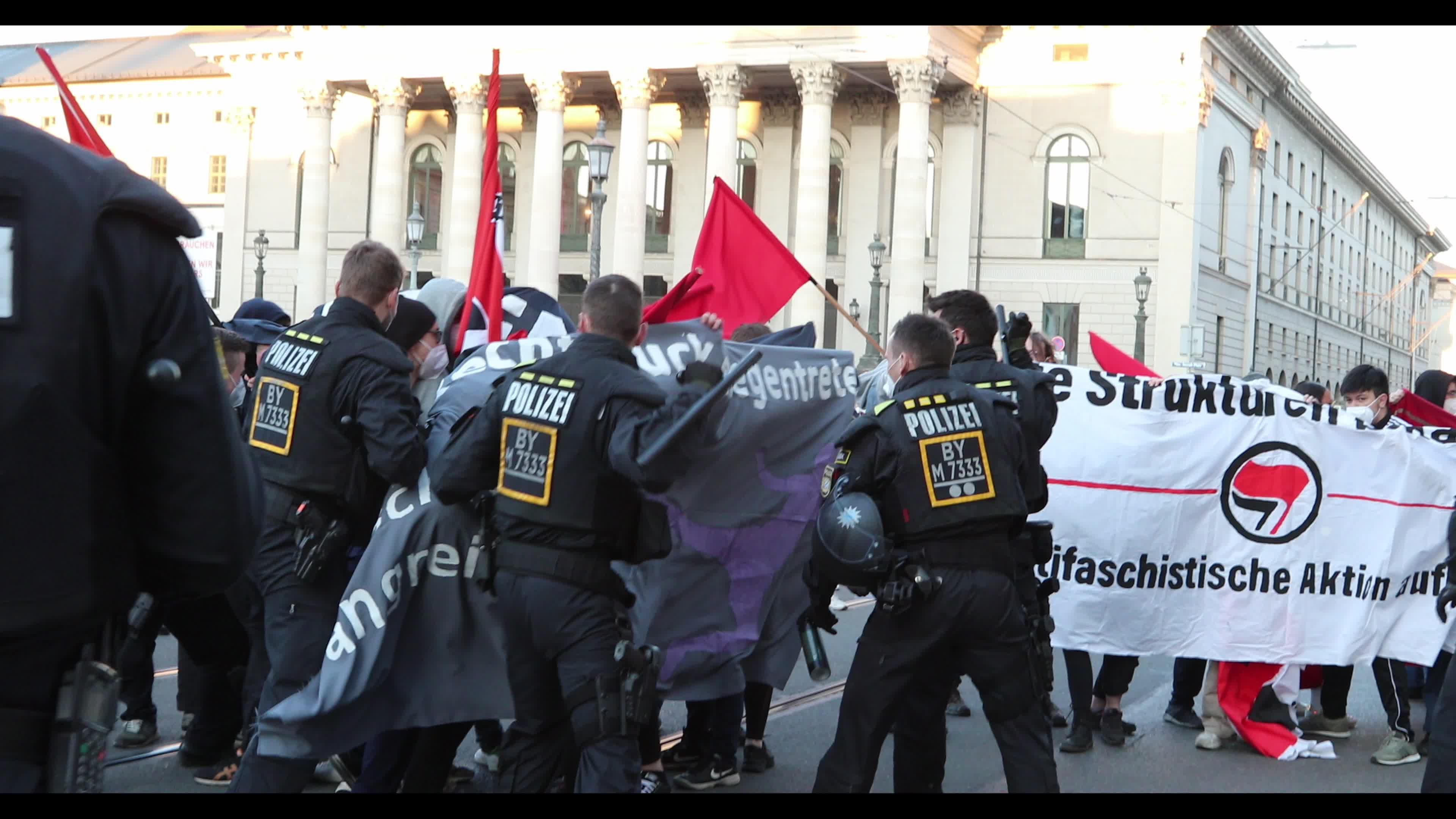 Tensions between police and ANtifa on the edge of Neo-Nazi rally in Munich