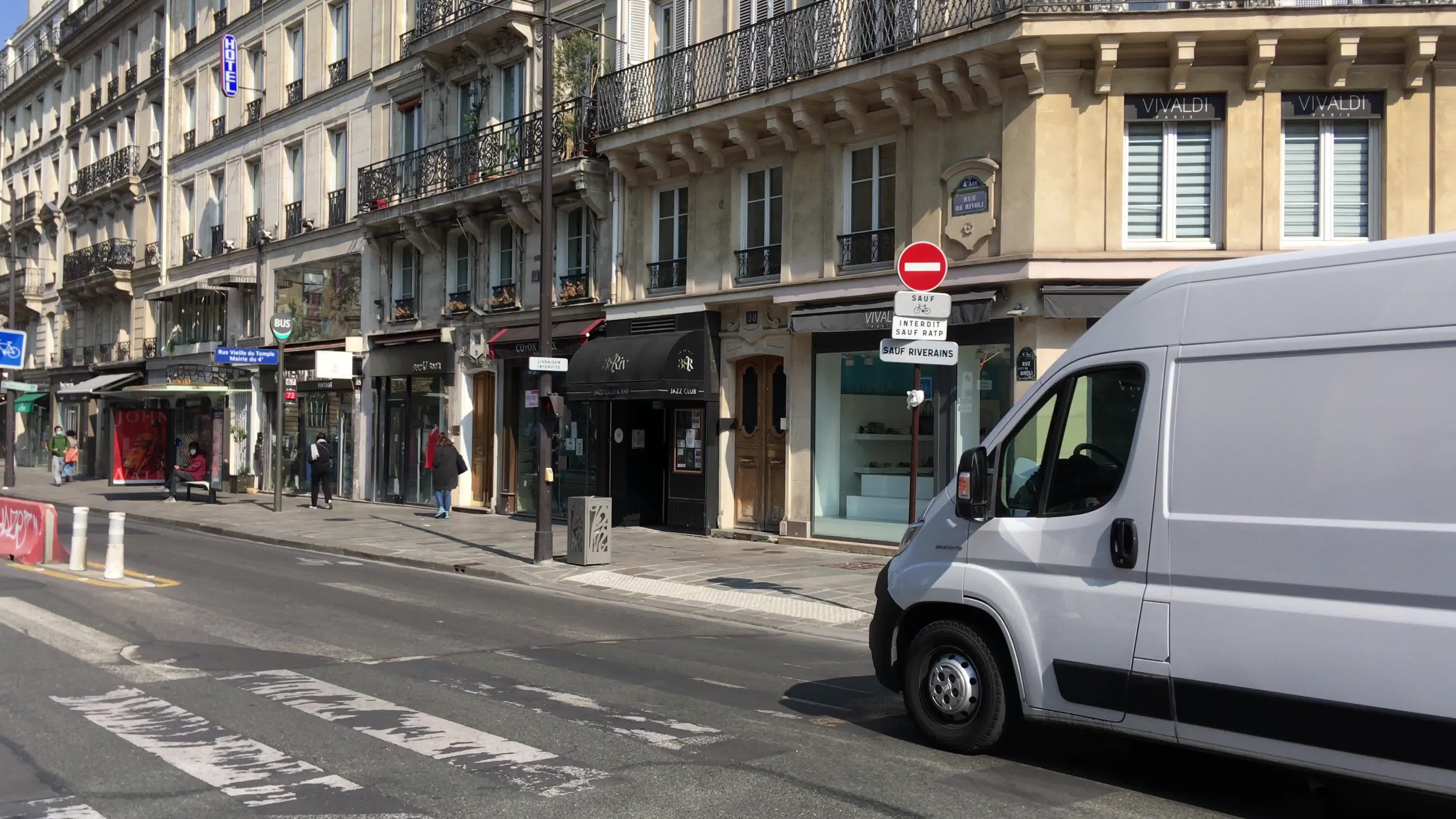 Confusion around a crossroads in Paris