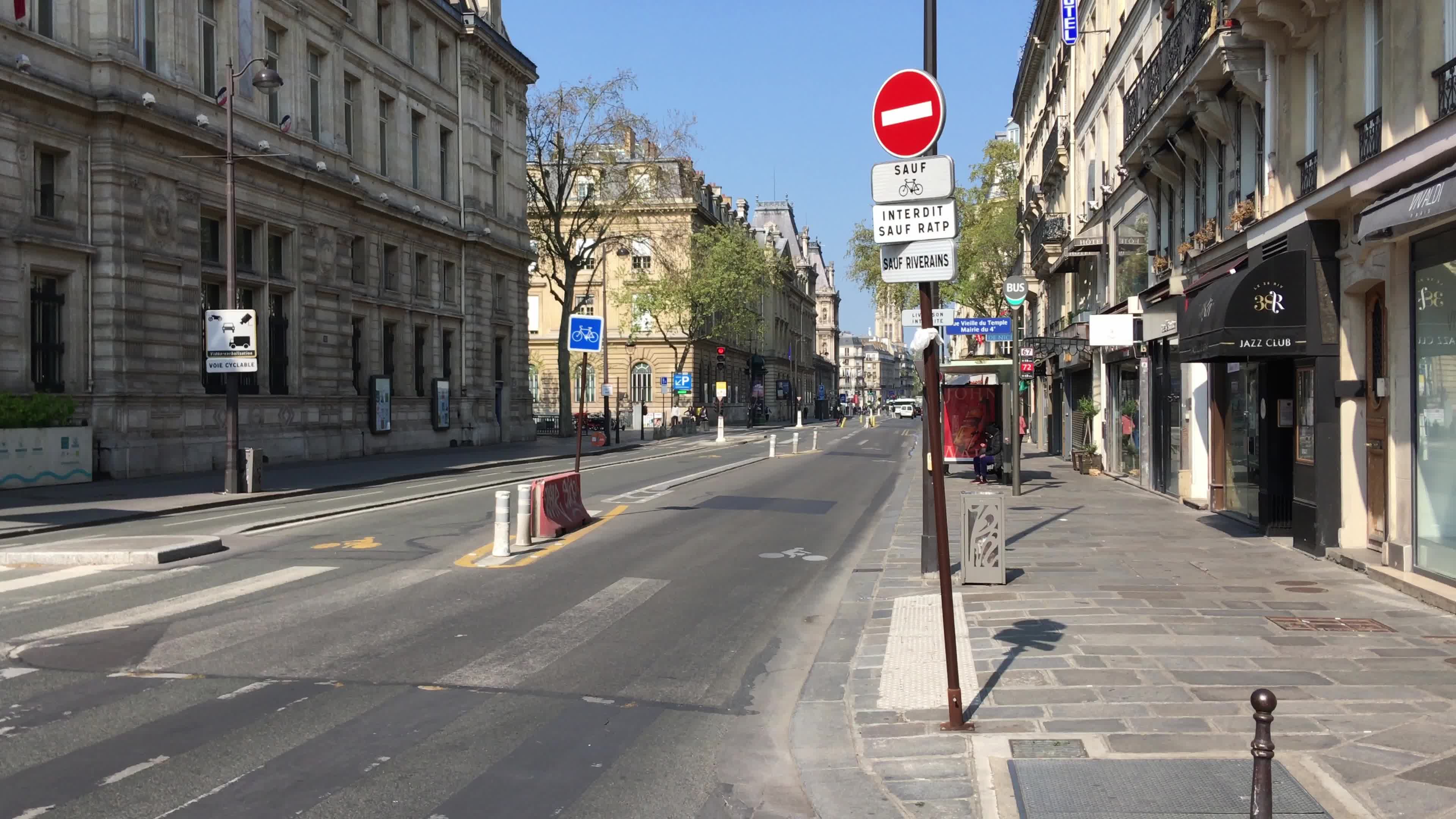 Confusion around a crossroads in Paris