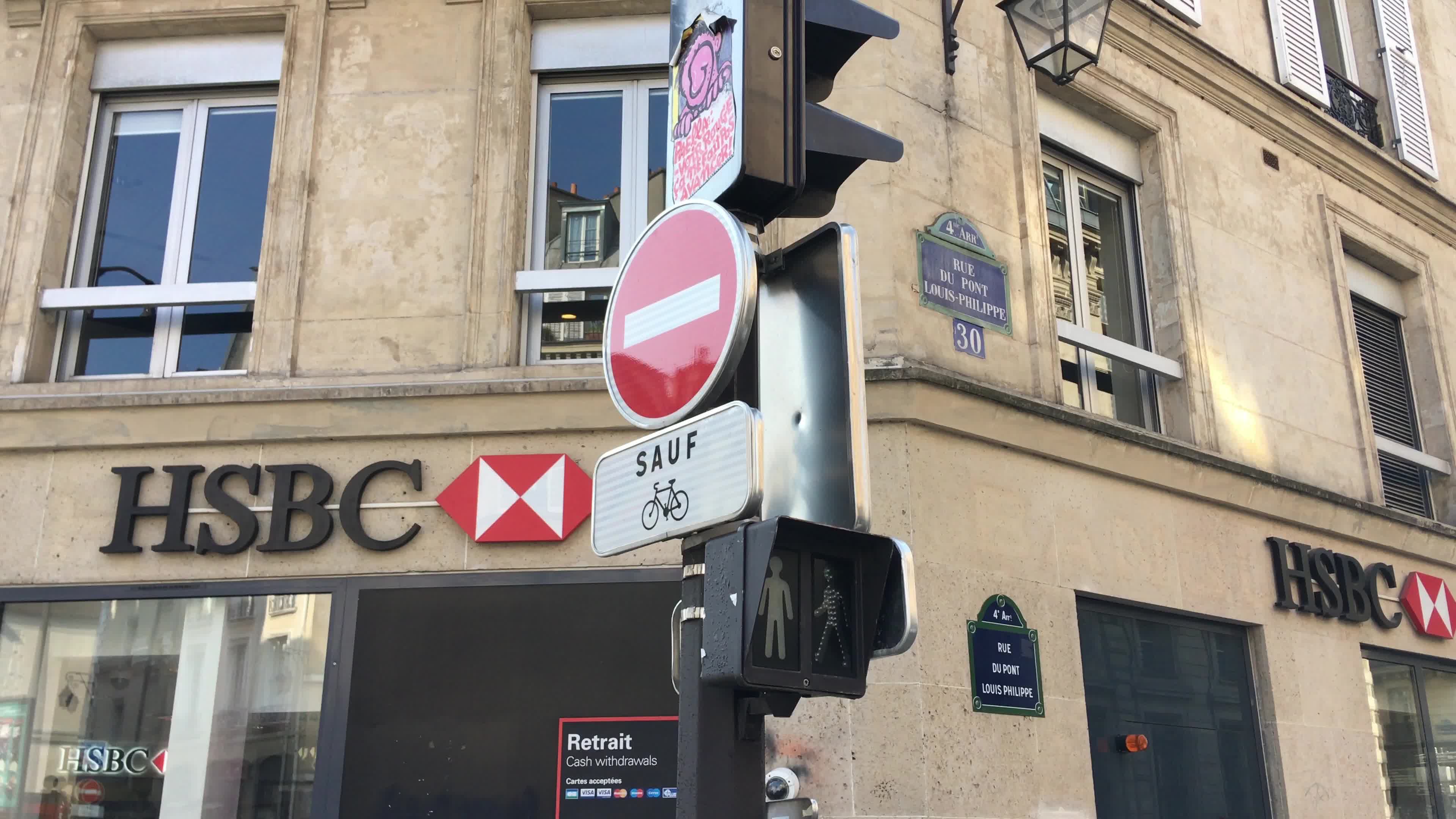 Confusion around a crossroads in Paris
