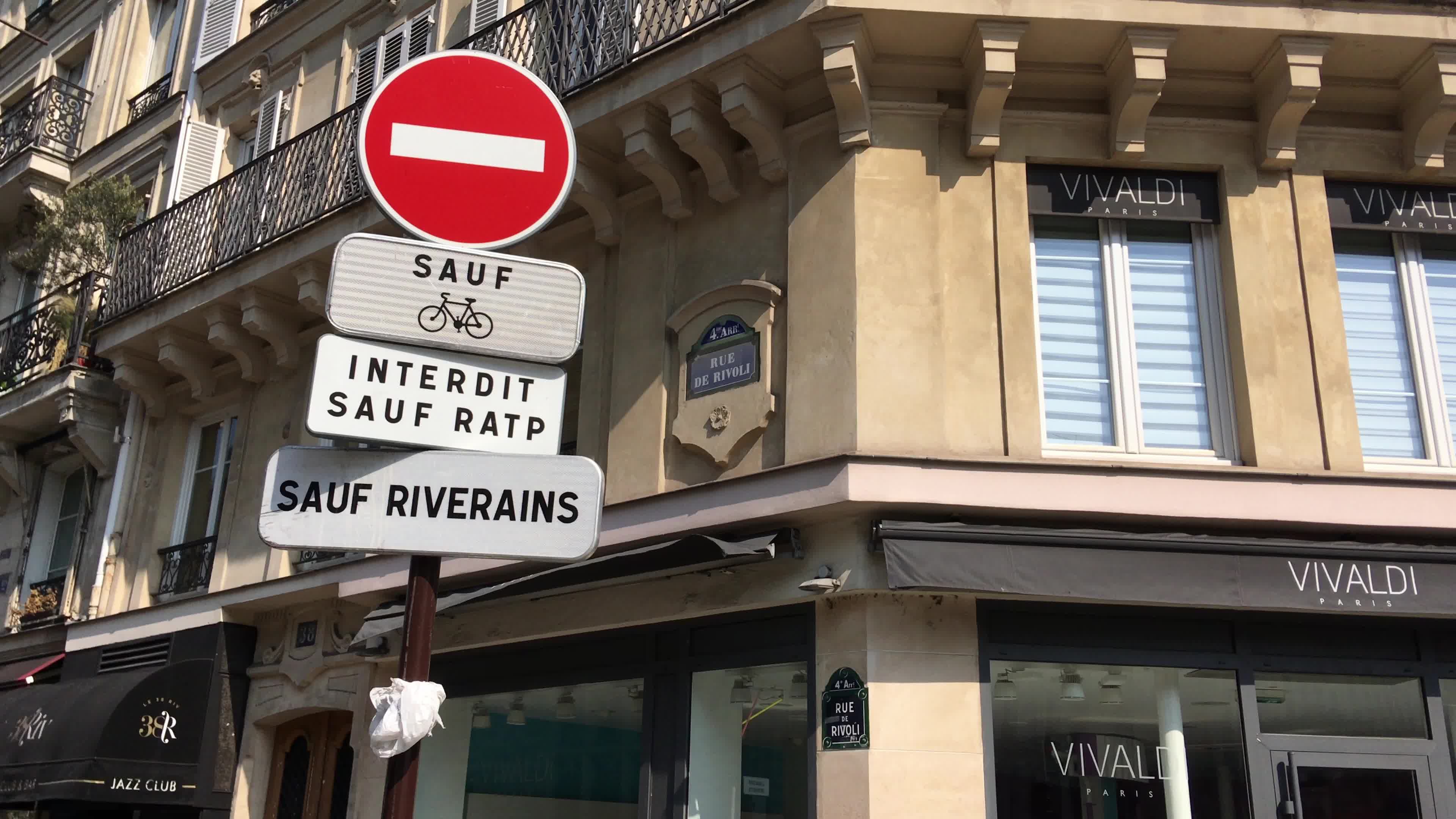Confusion around a crossroads in Paris