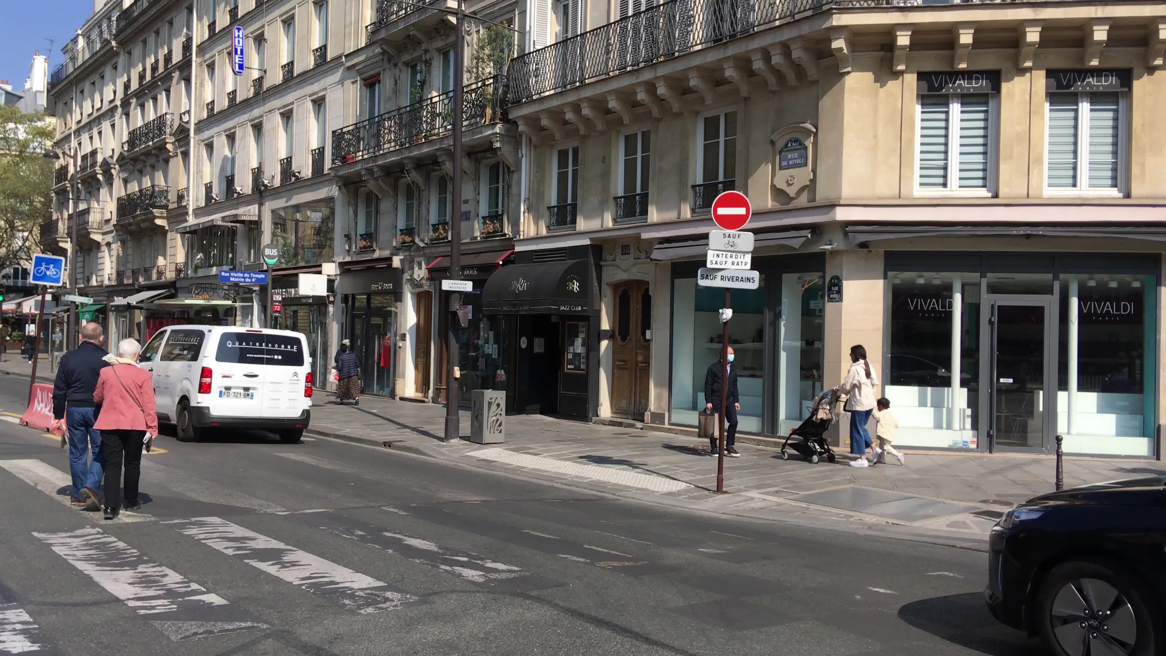 Confusion around a crossroads in Paris