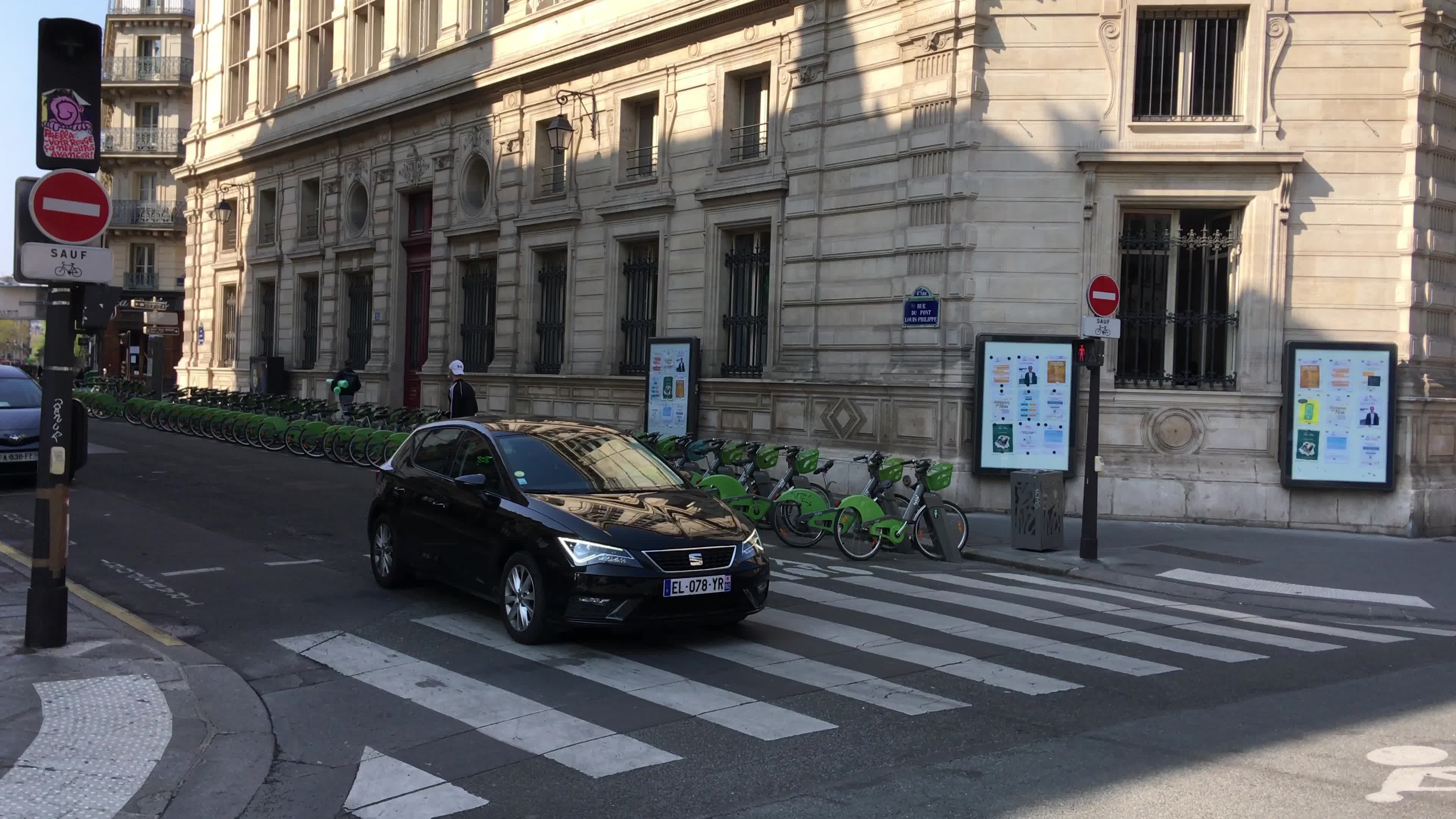 Confusion around a crossroads in Paris