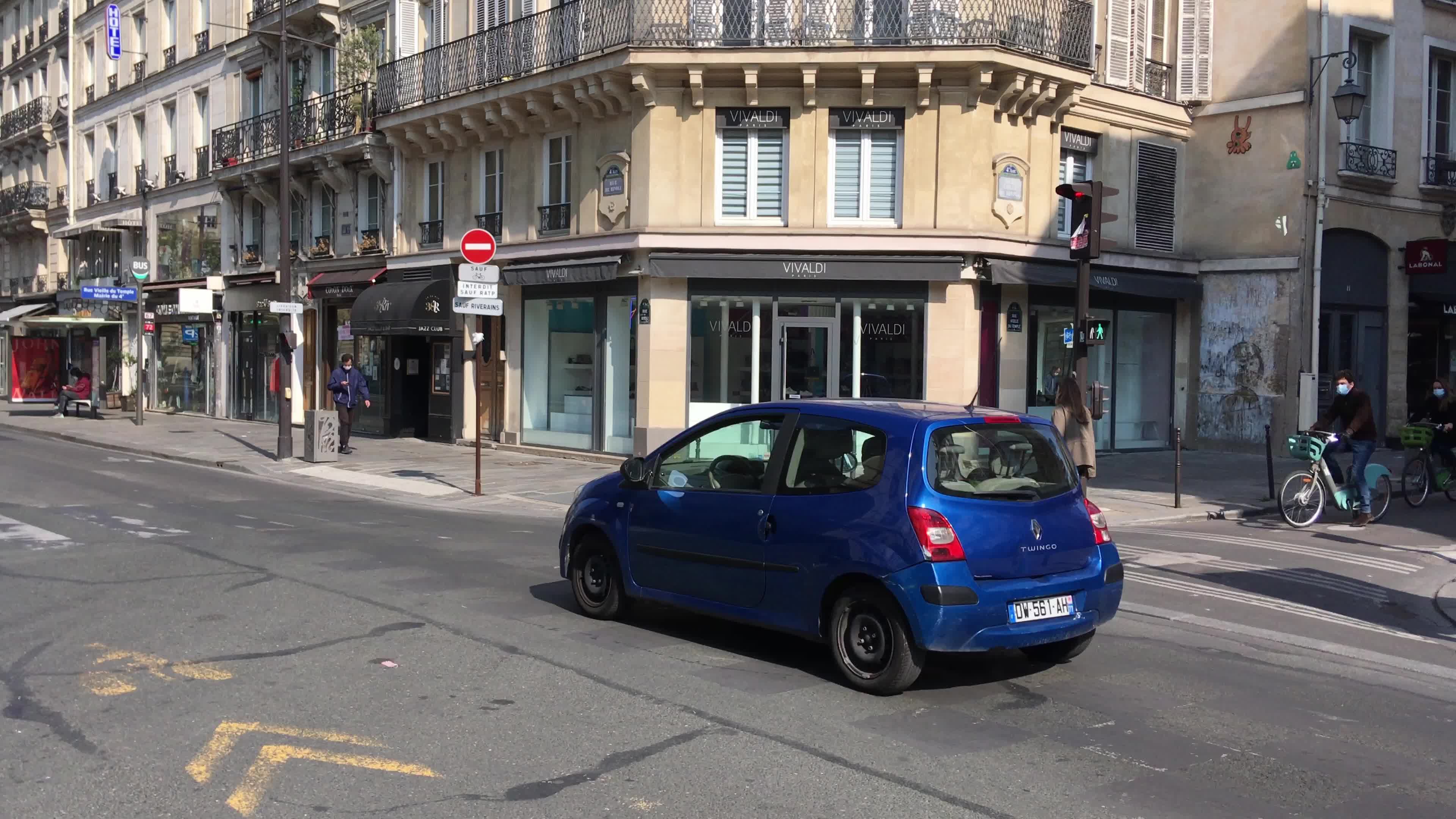 Confusion around a crossroads in Paris