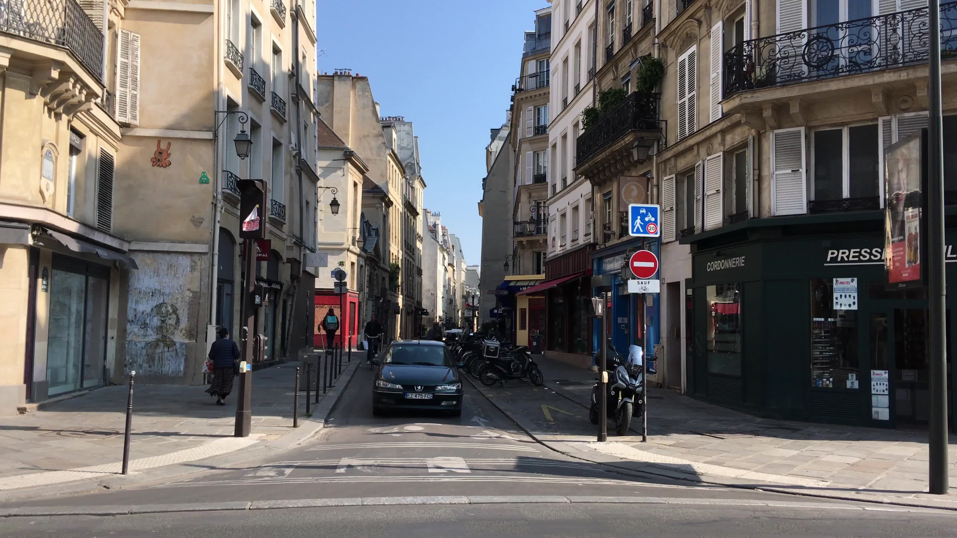 Confusion around a crossroads in Paris