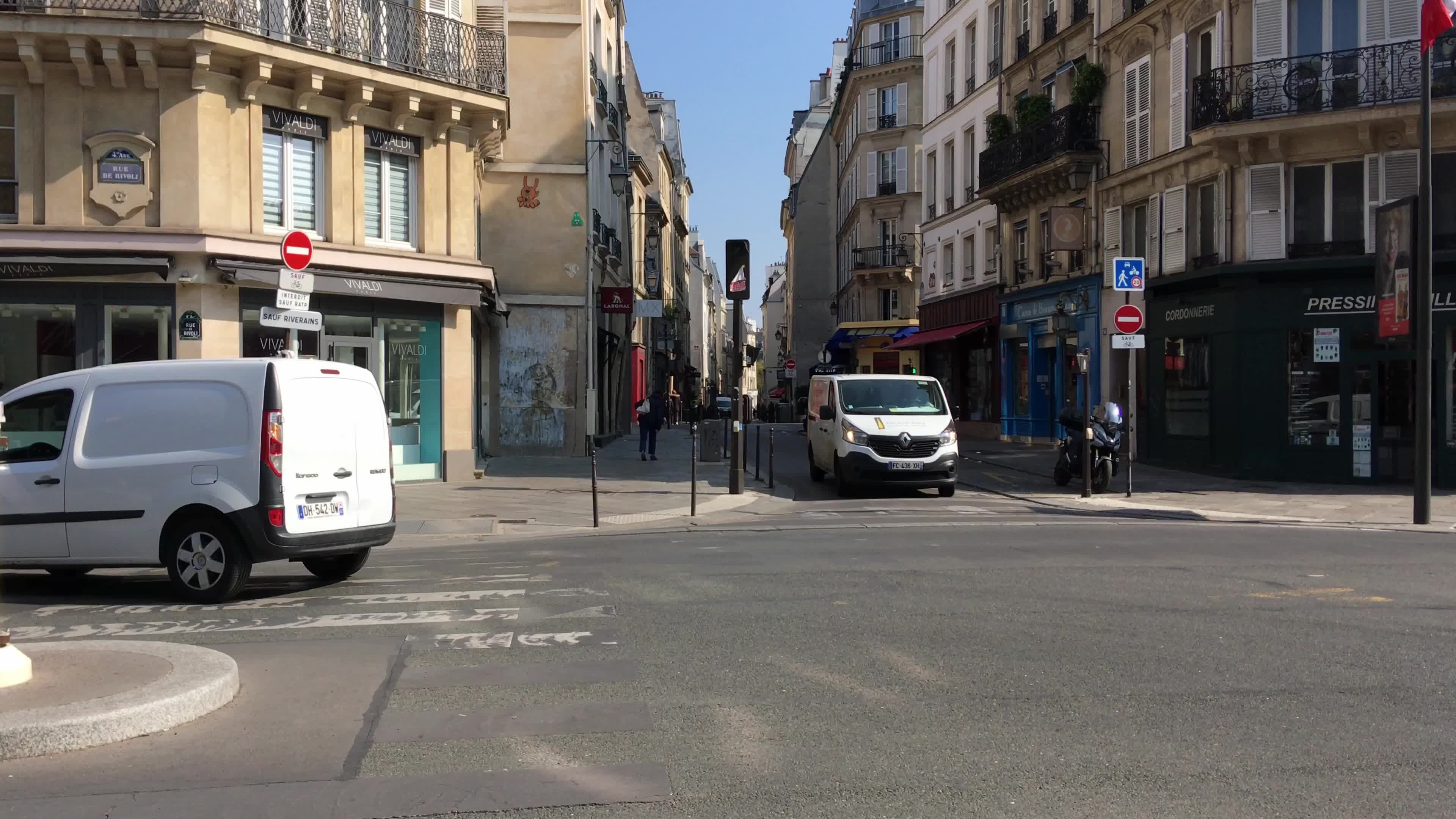 Confusion around a crossroads in Paris