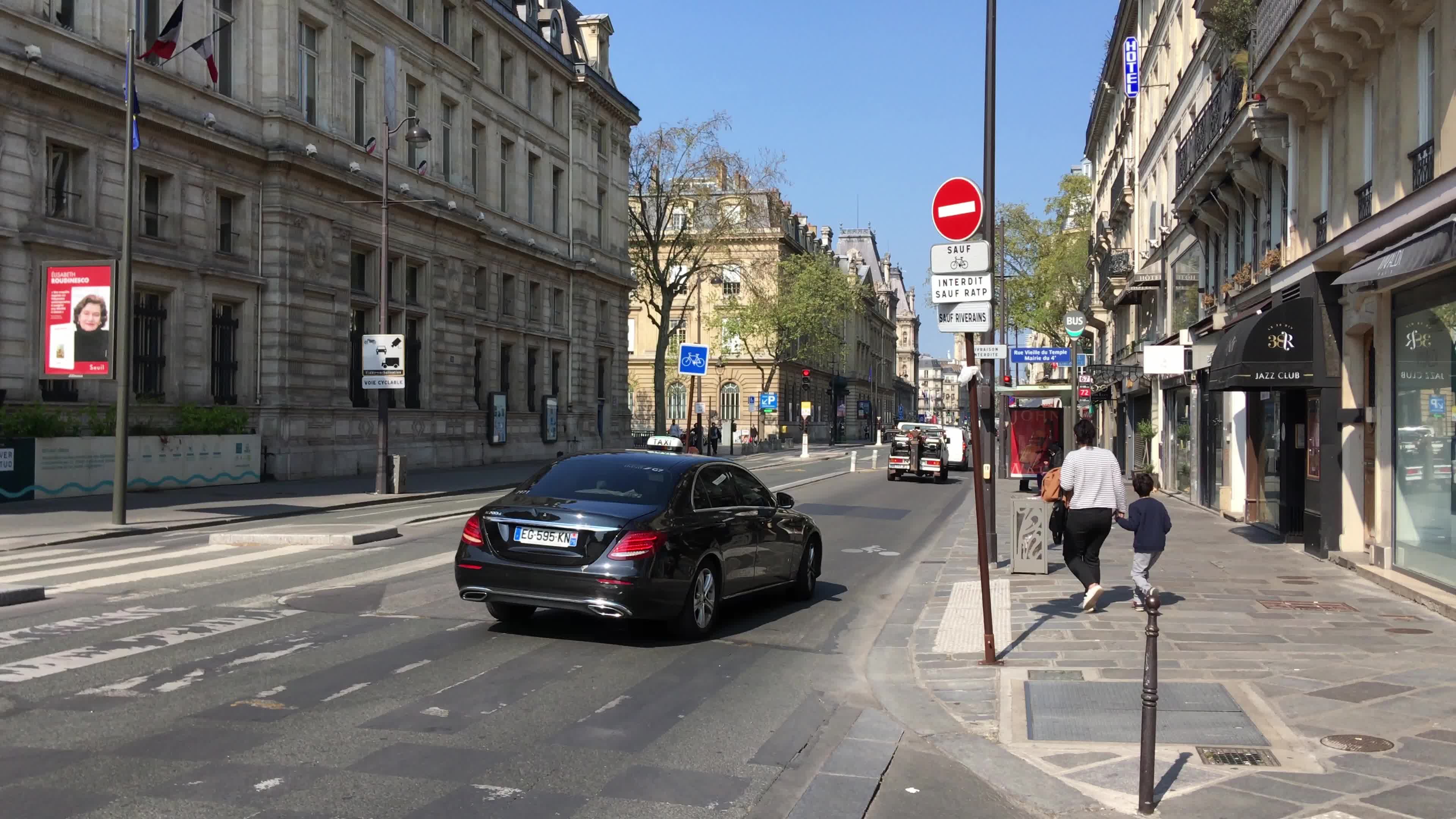 Confusion around a crossroads in Paris