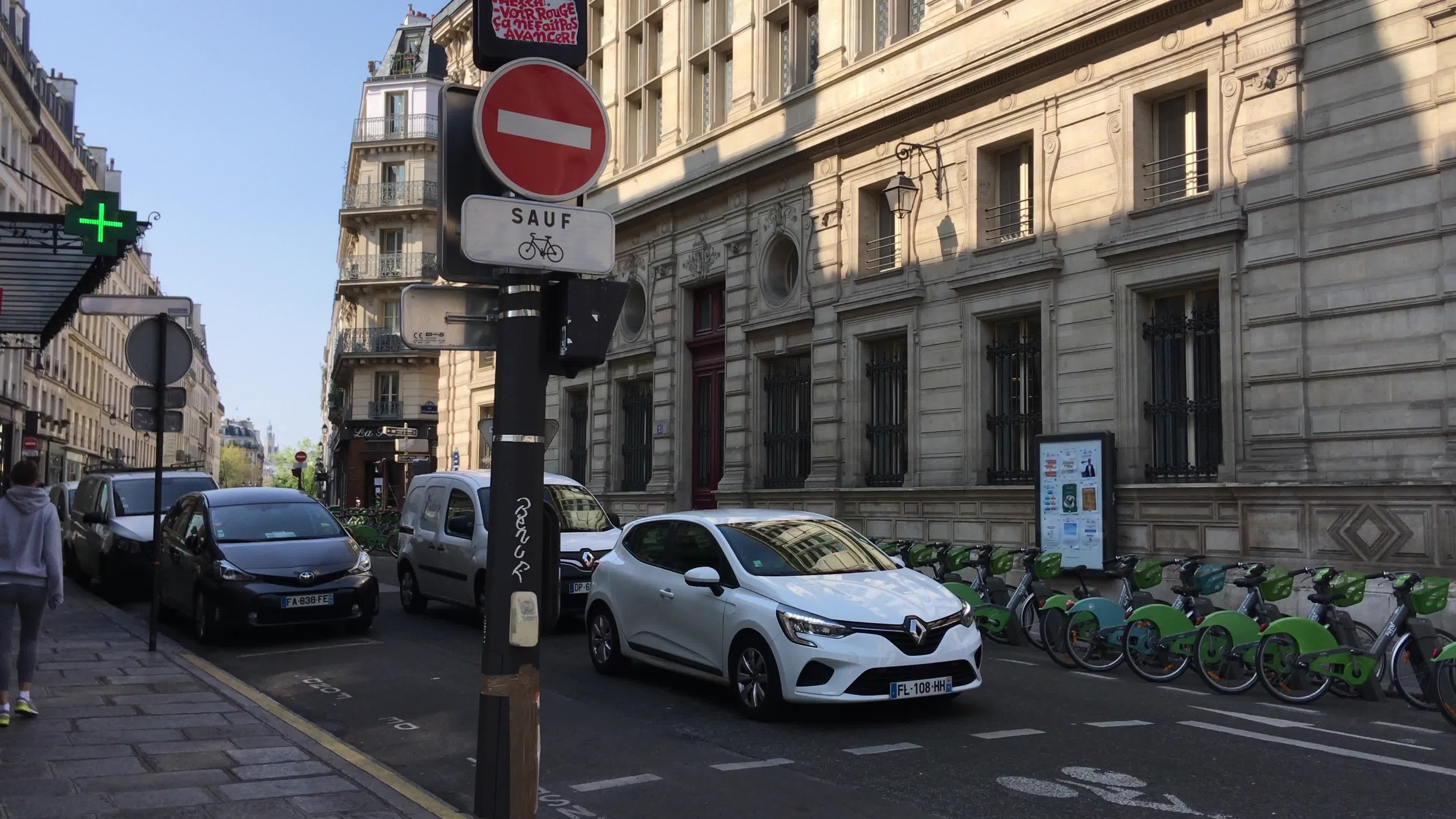 Confusion around a crossroads in Paris