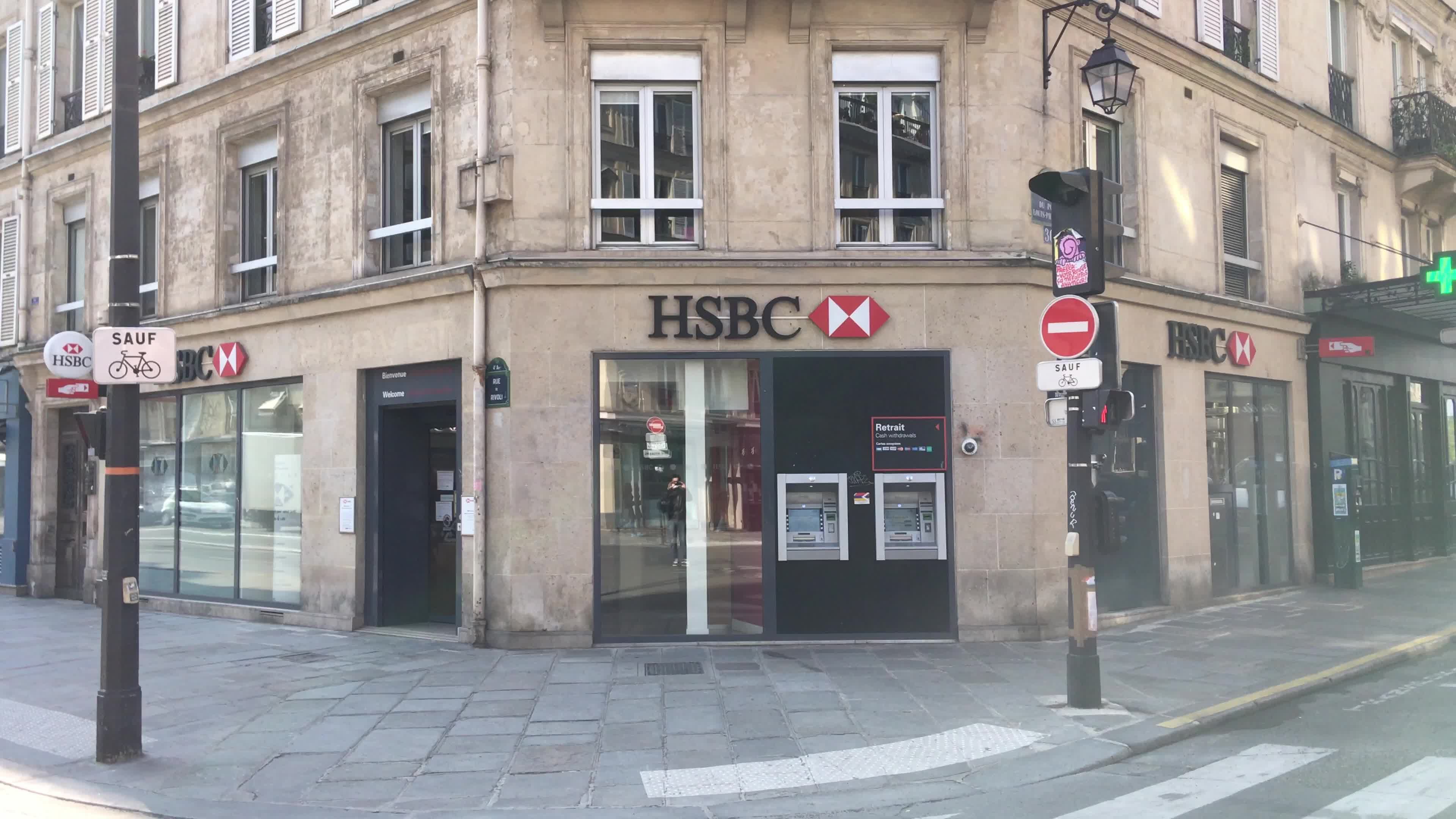 Confusion around a crossroads in Paris