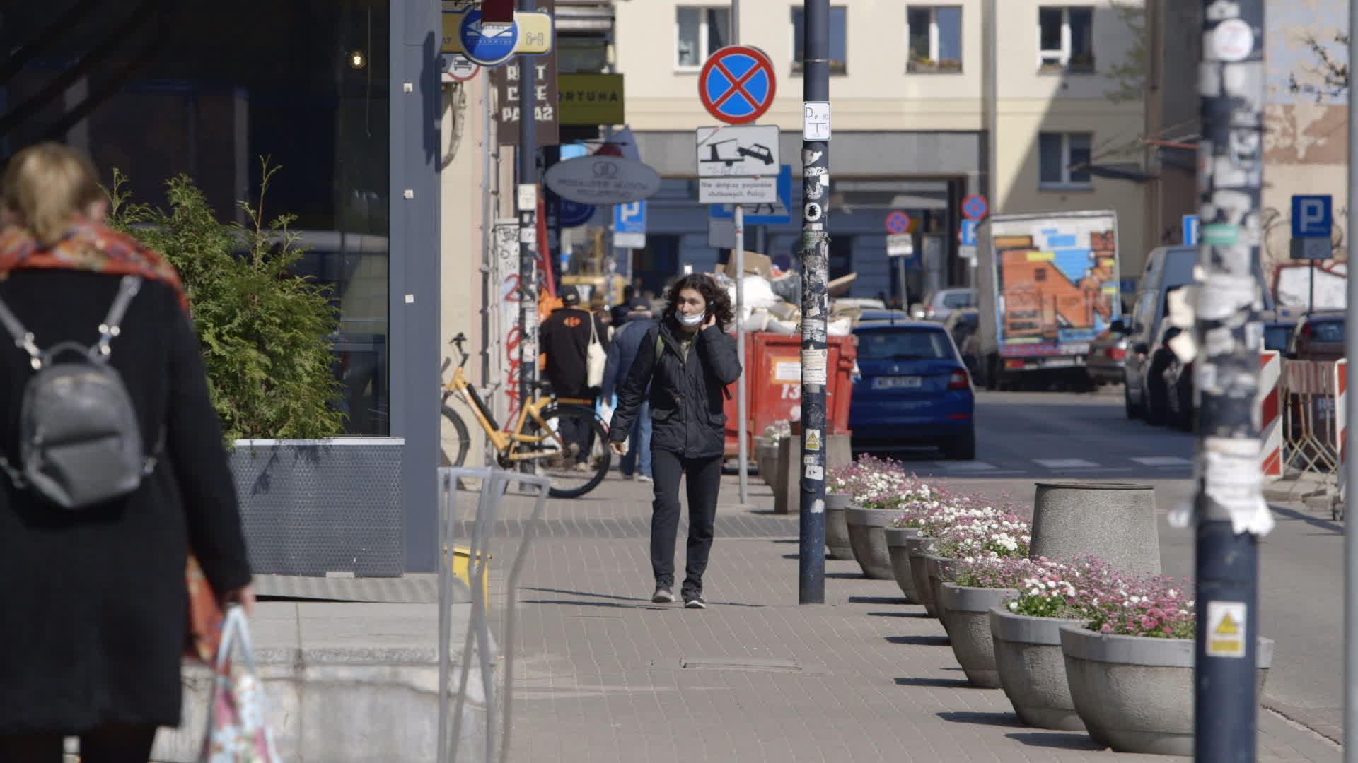 Poland eases COVID-19 restrictions to unfreeze economy