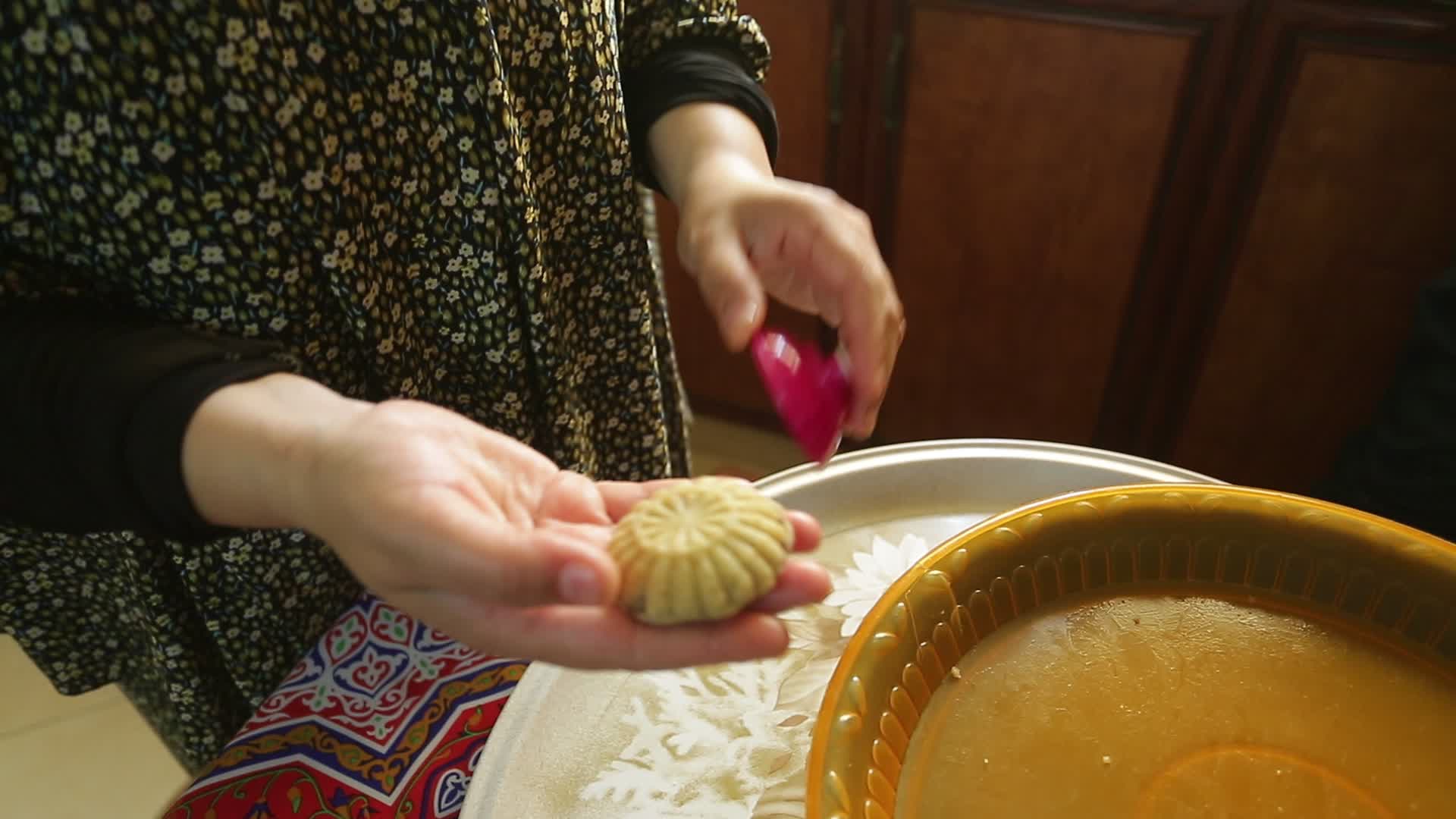 Preparing cakes for Eid al-Fitr in Gaza