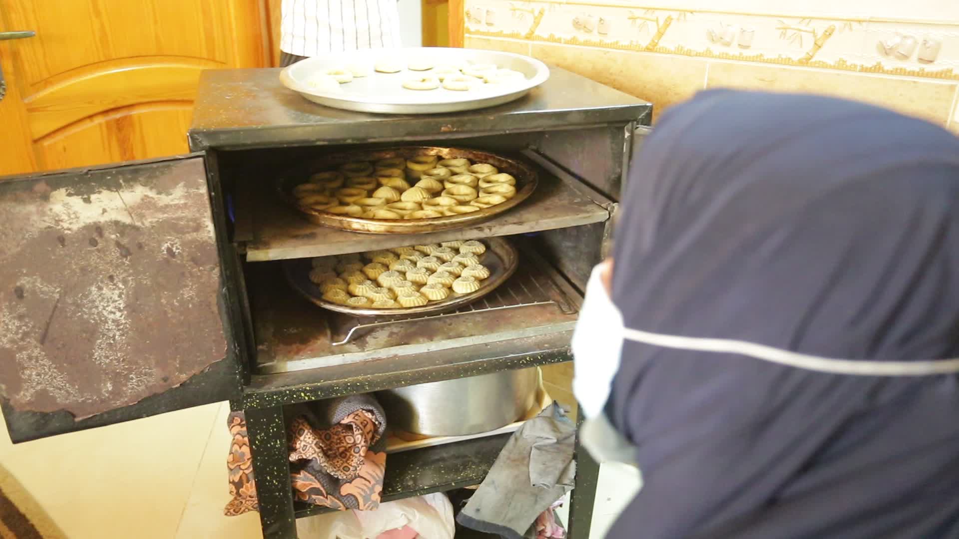 Preparing cakes for Eid al-Fitr in Gaza