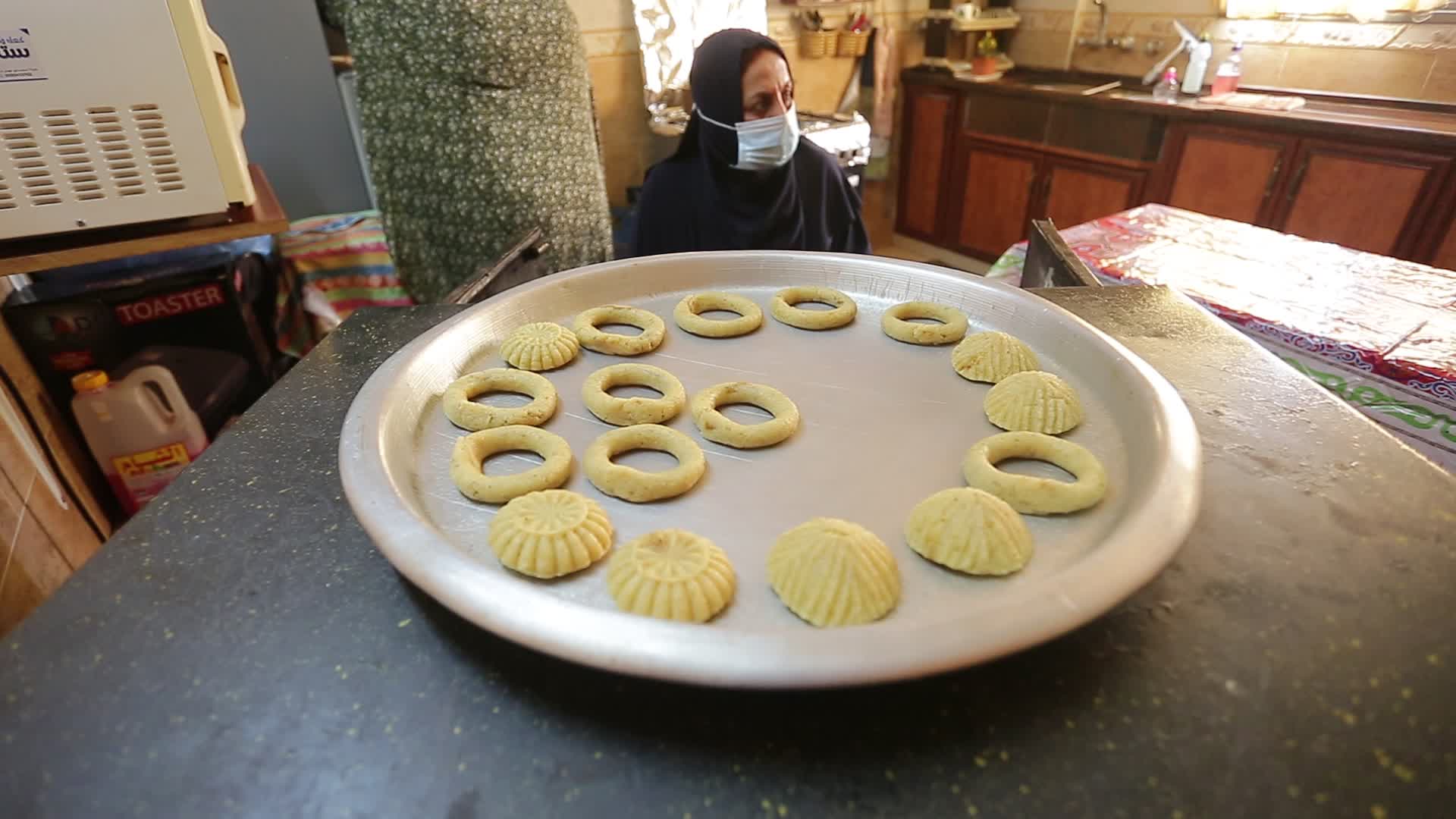 Preparing cakes for Eid al-Fitr in Gaza
