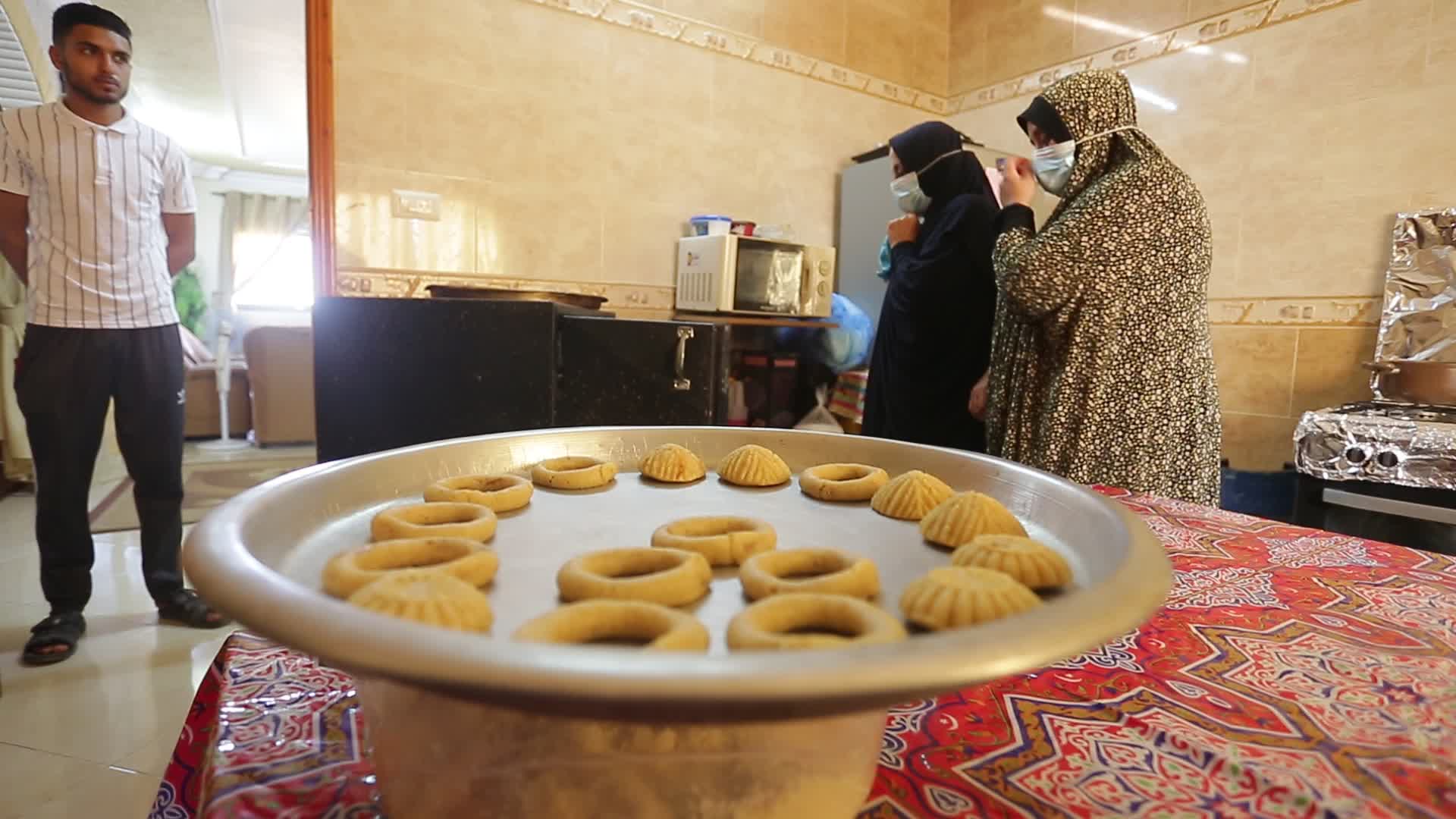 Preparing cakes for Eid al-Fitr in Gaza