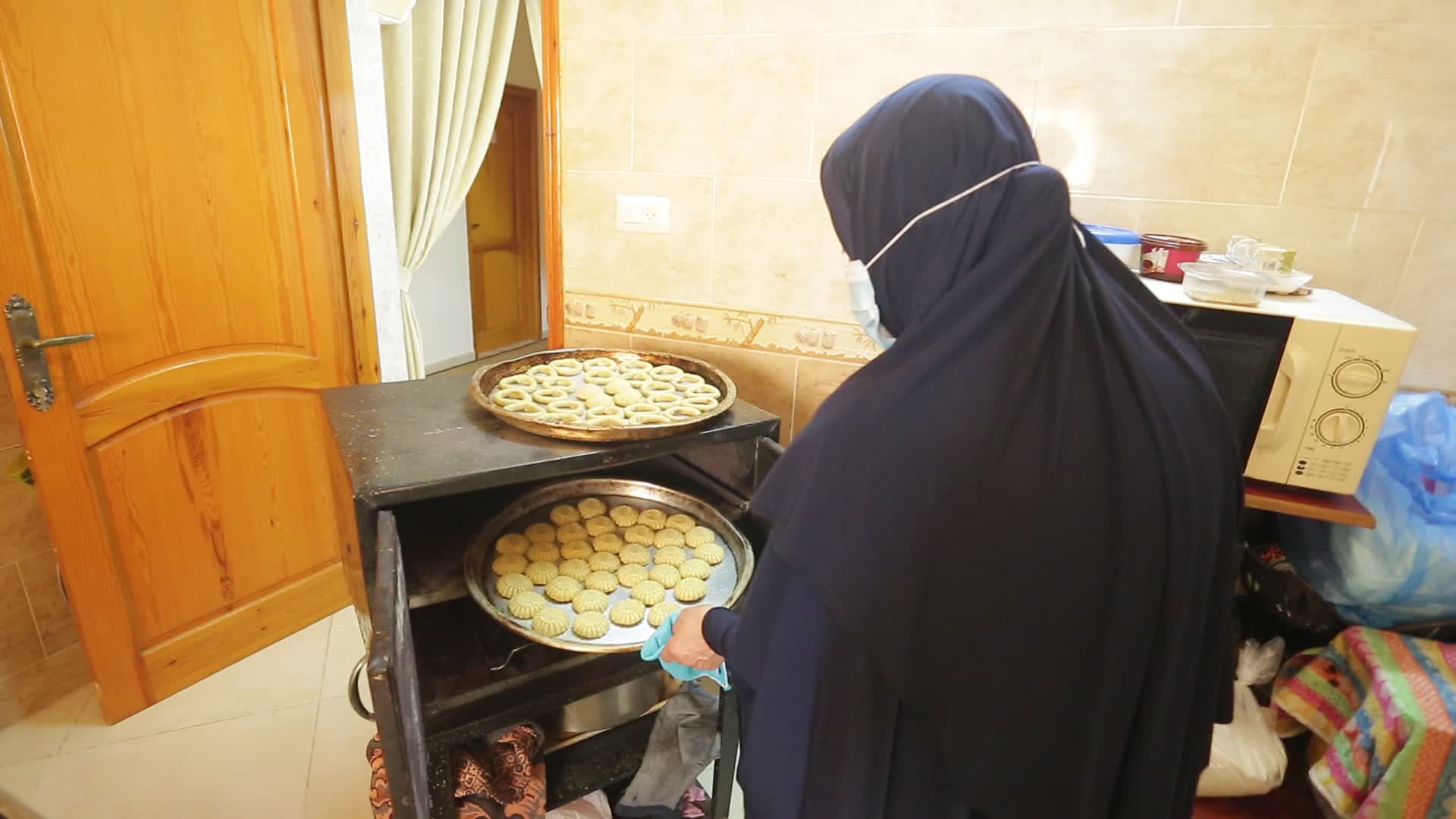 Preparing cakes for Eid al-Fitr in Gaza