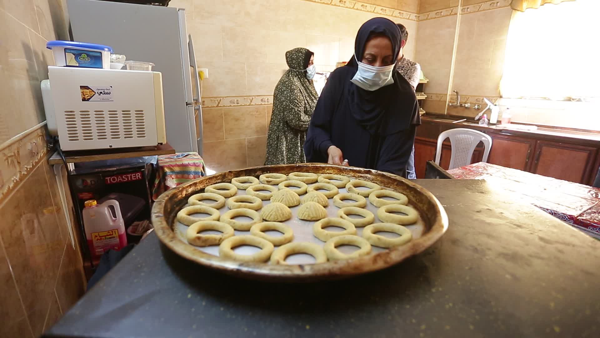 Preparing cakes for Eid al-Fitr in Gaza