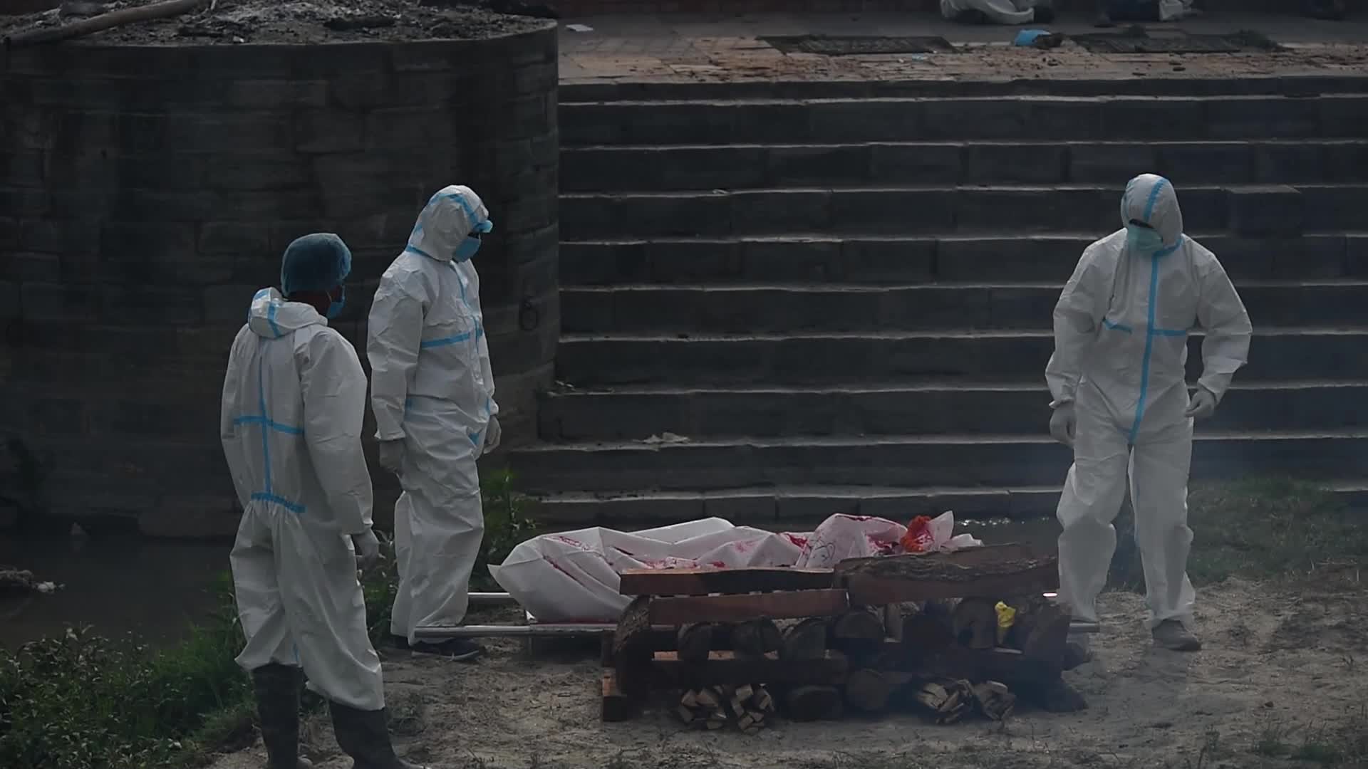 Coronavirus cremation in Nepal