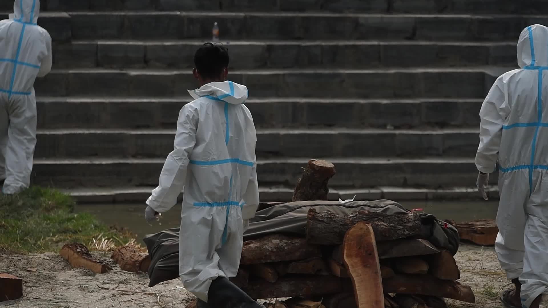 Coronavirus cremation in Nepal
