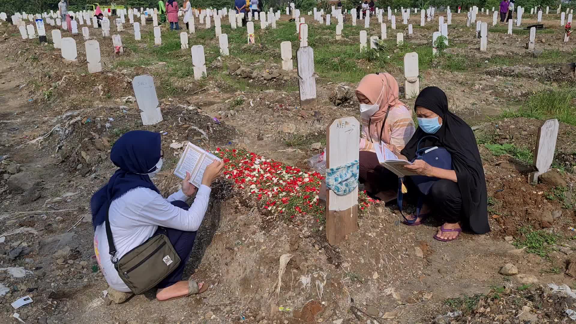 Graveyard visits and burial during the Eid al-Fitr in Indonesia