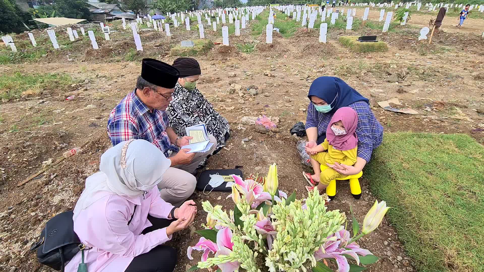 Graveyard visits and burial during the Eid al-Fitr in Indonesia